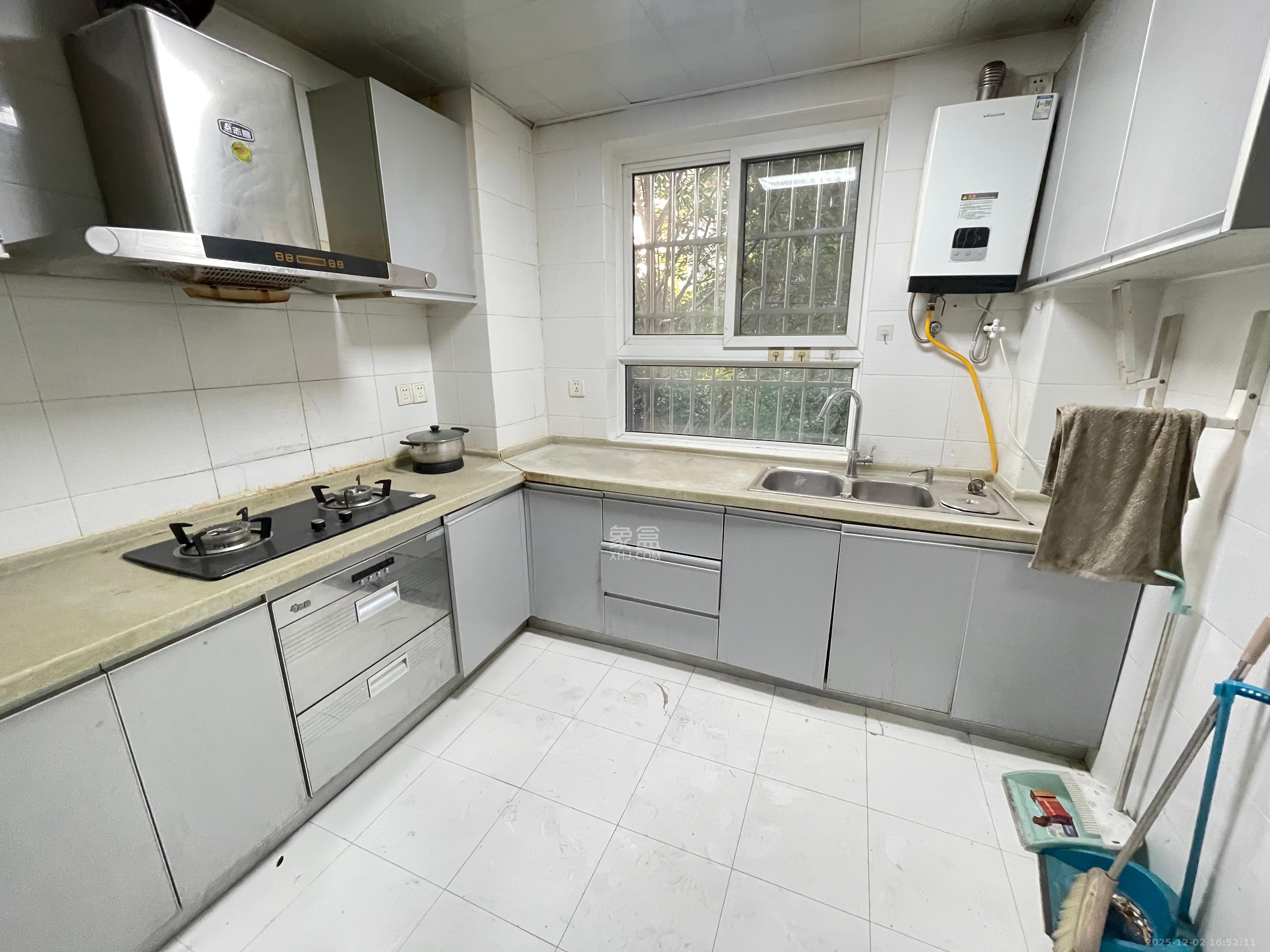 鸿景雅苑 4室2厅1卫 3200.0元/月 鸿景雅苑 4室2厅1卫 3200.0元/月室内图