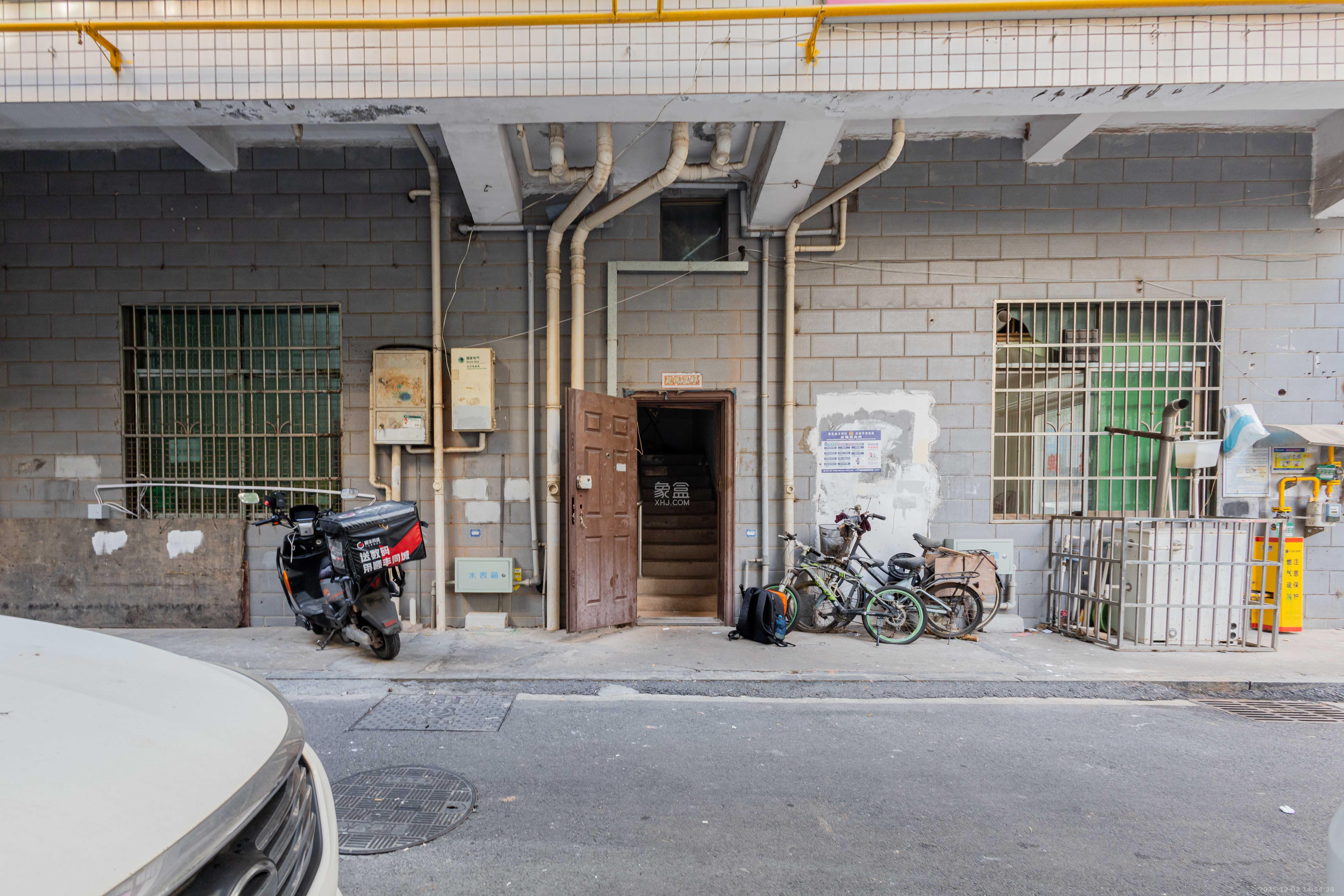 泉塘小区 8室4厅4卫 198.0万 泉塘小区 8室4厅4卫 198.0万客厅