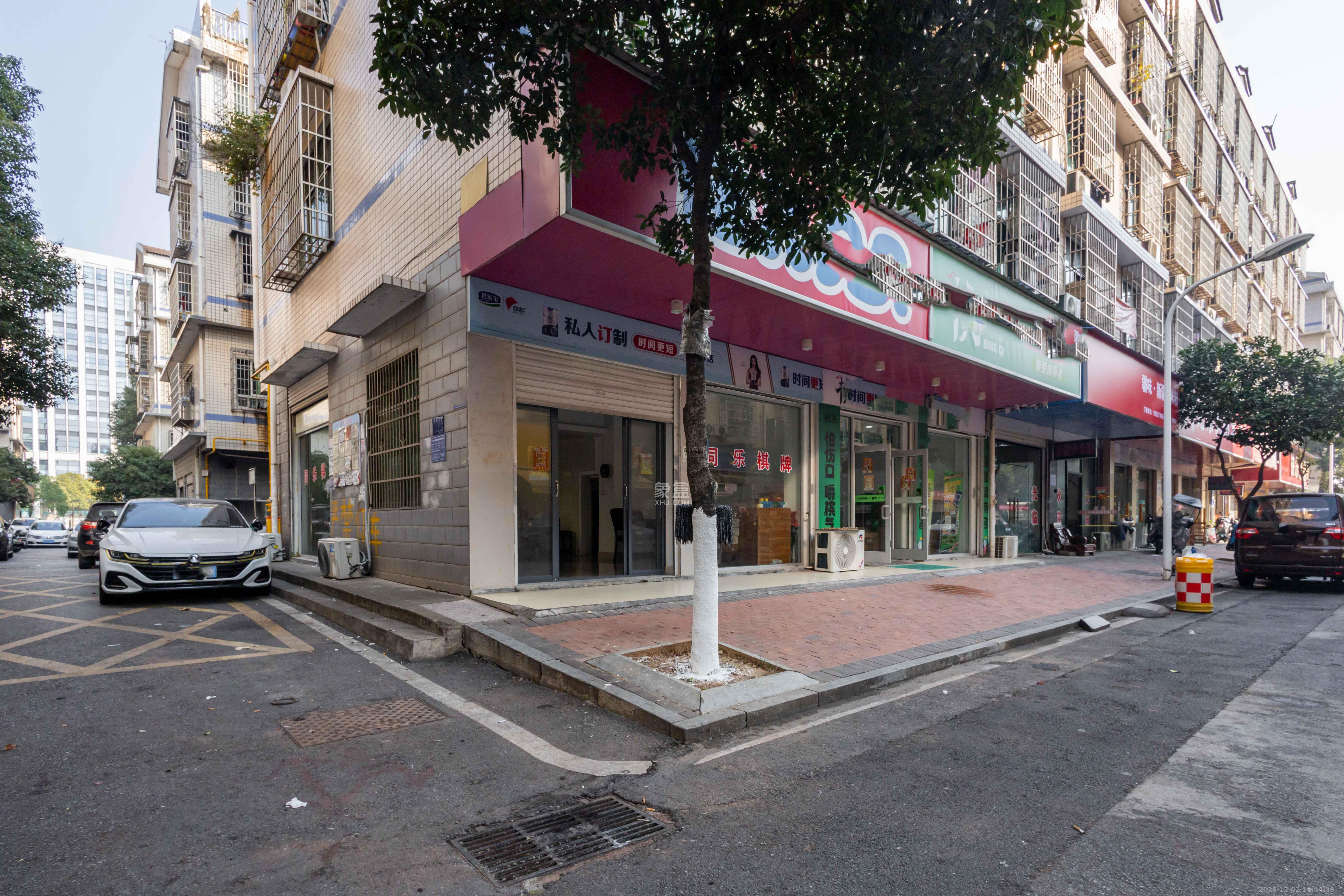 泉塘小区 8室4厅4卫 198.0万 泉塘小区 8室4厅4卫 198.0万客厅