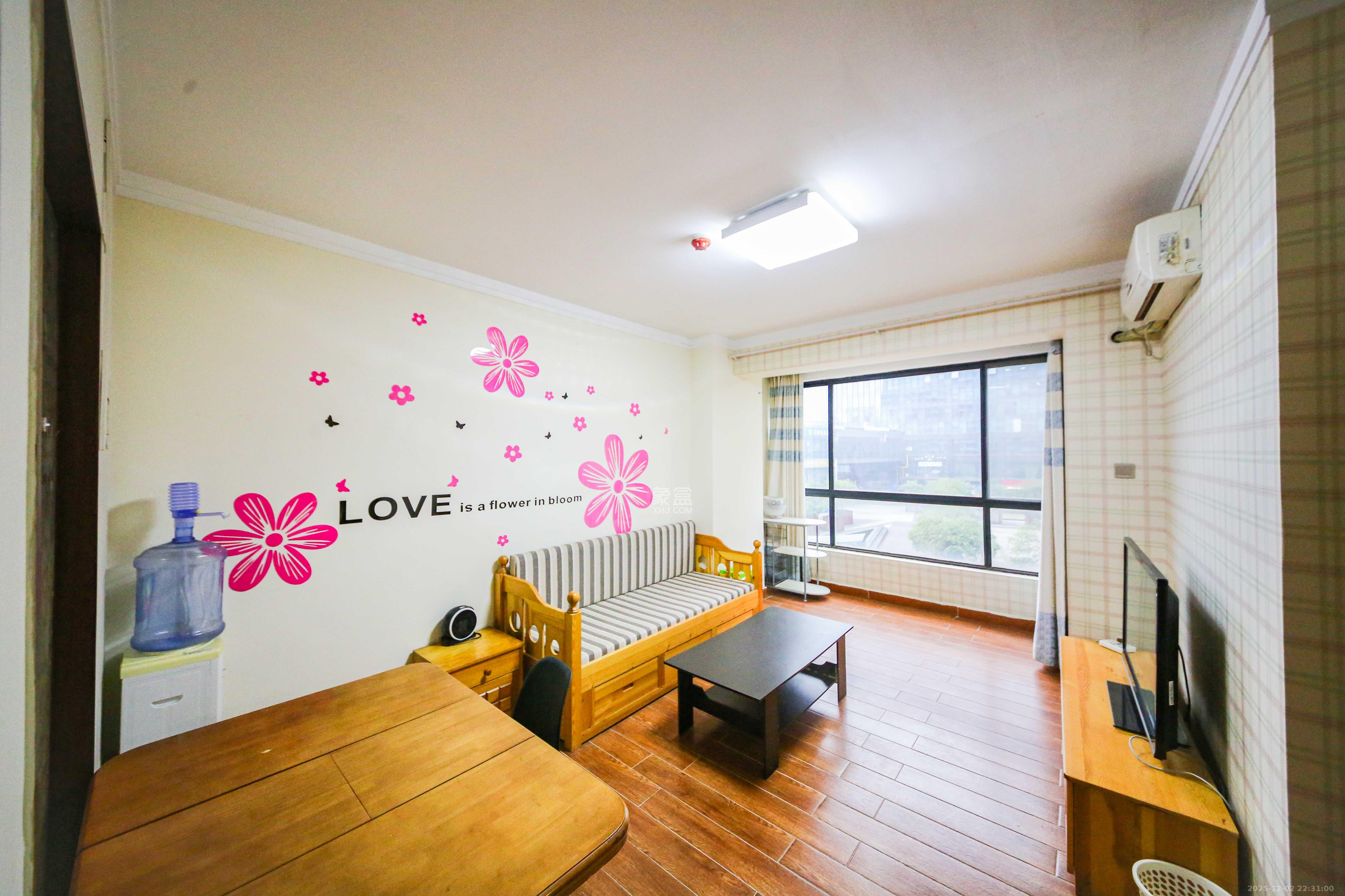 标志商务中心  1室1厅1卫    30.0万客厅