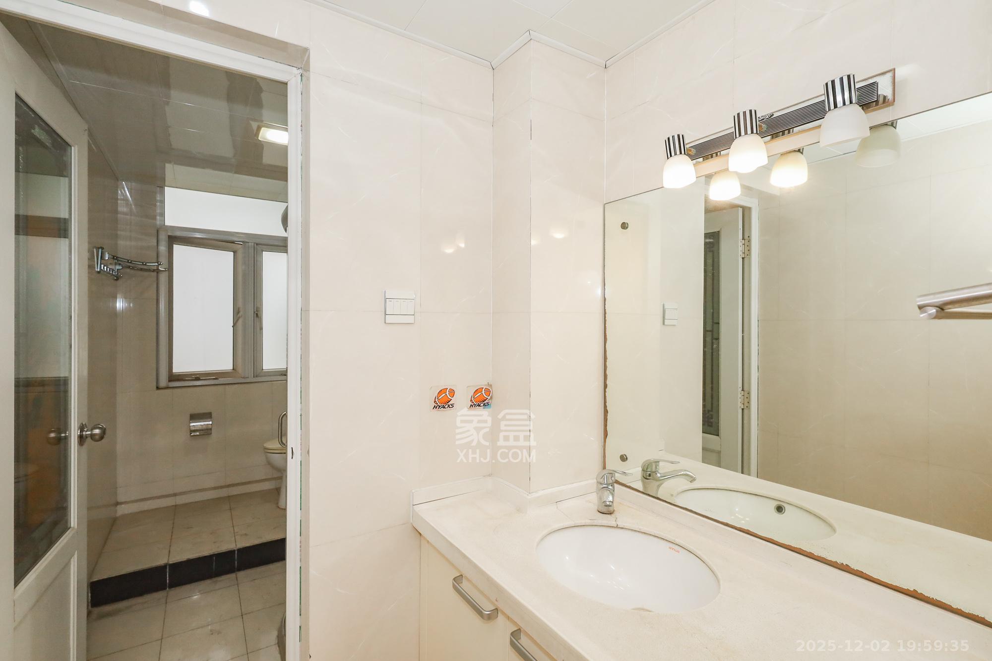 八方小区A区 4室2厅2卫 418.0万 八方小区A区 4室2厅2卫 418.0万卫生间