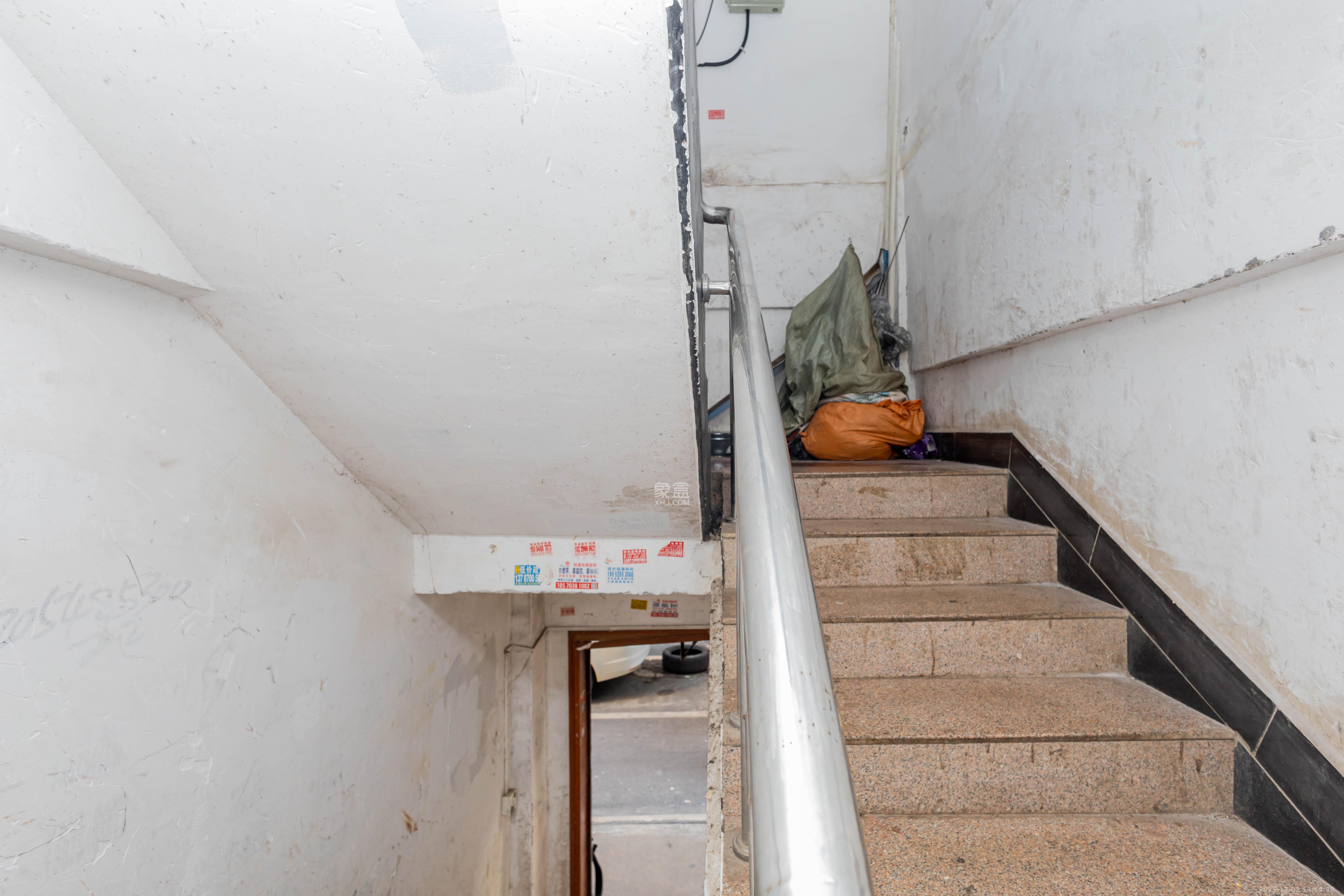 泉塘小区 8室4厅4卫 198.0万 泉塘小区 8室4厅4卫 198.0万卧室