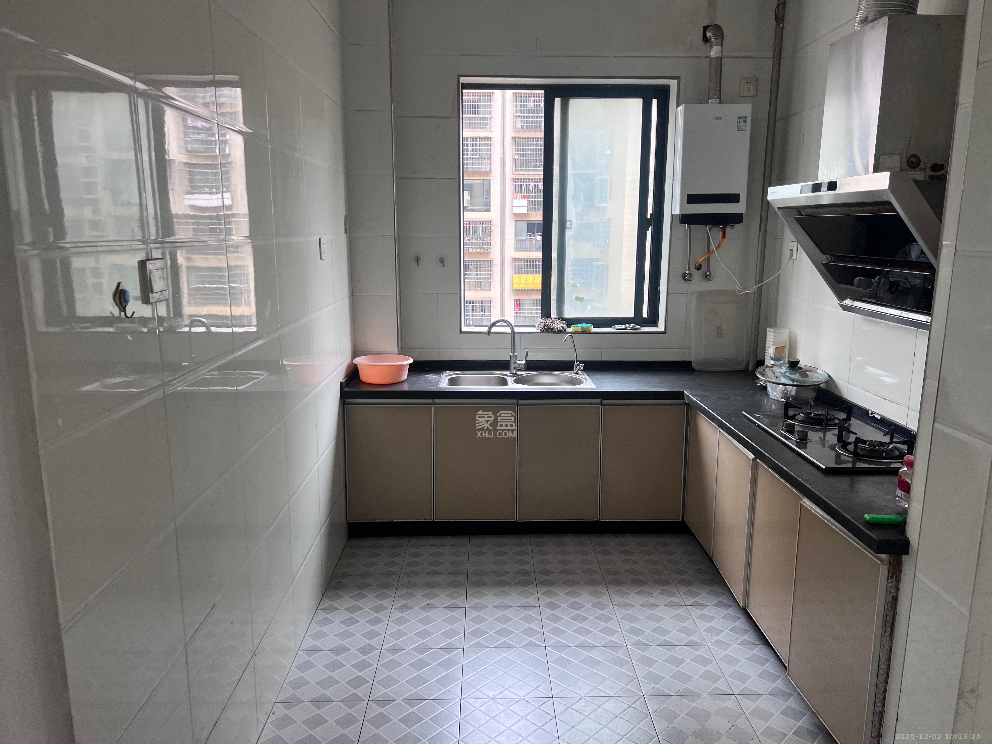 岳华嘉园 3室2厅2卫 2100.0元/月 岳华嘉园 3室2厅2卫 2100.0元/月室内图