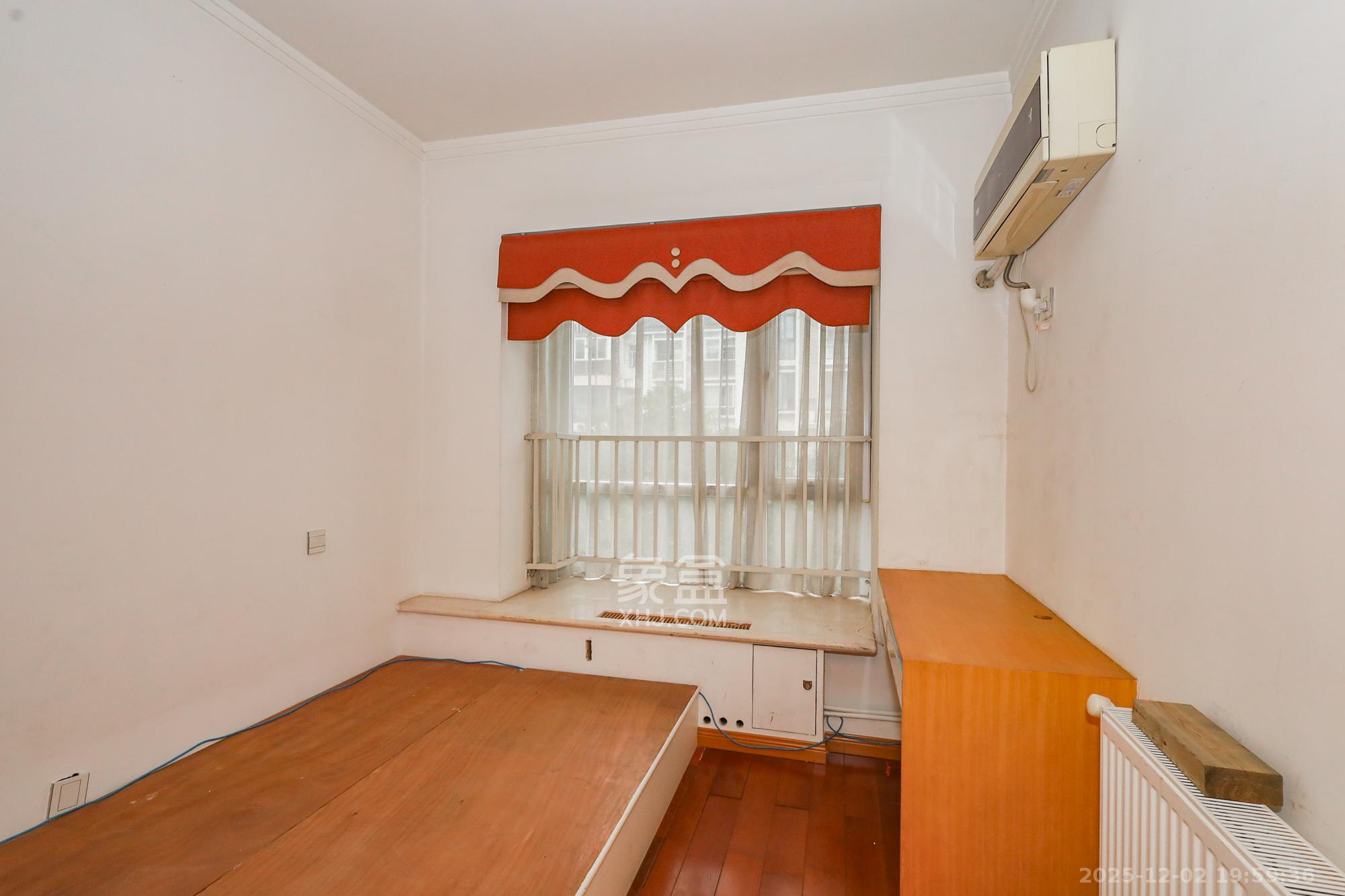 八方小区A区  4室2厅2卫    418.0万卧室