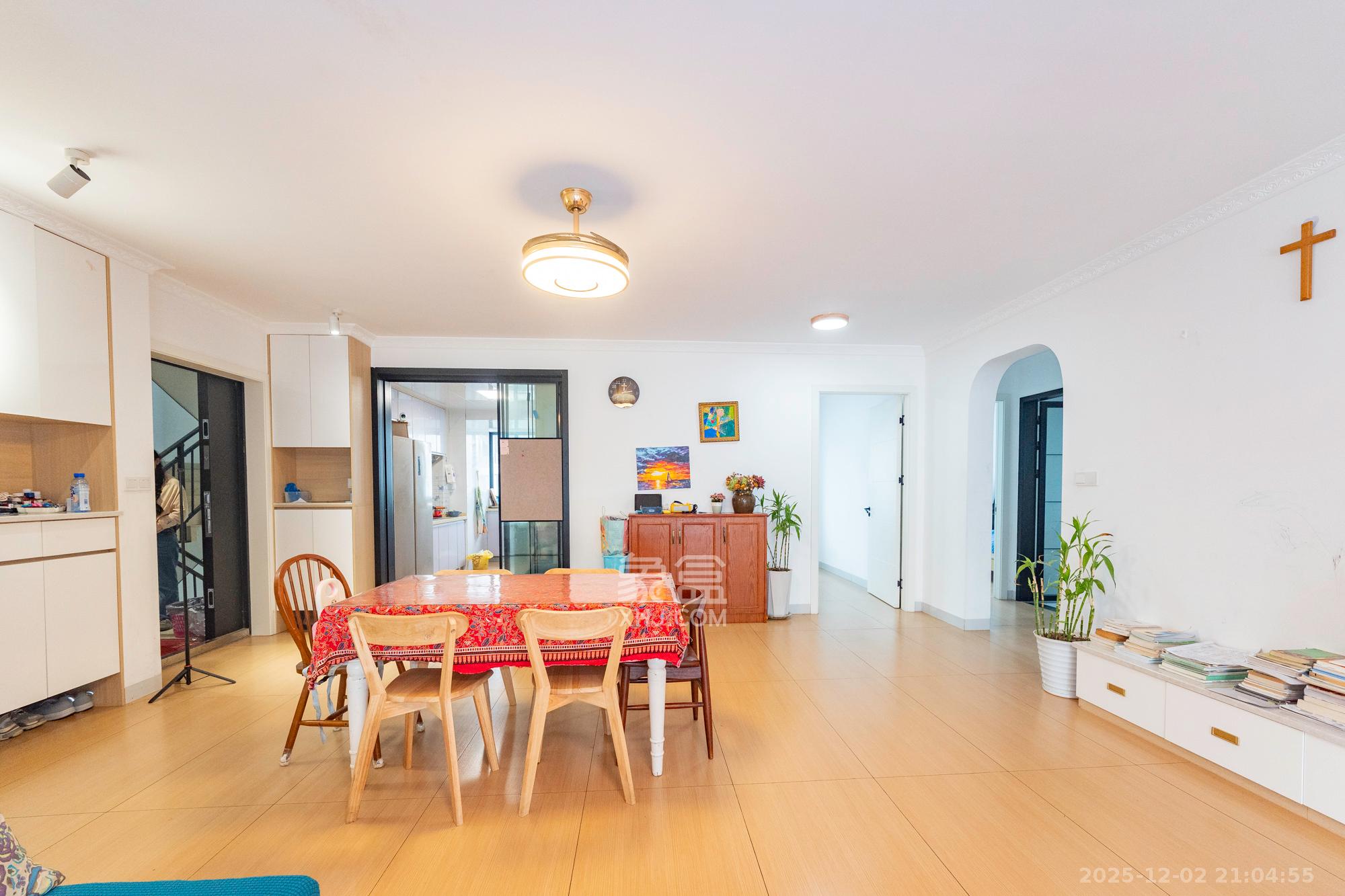 保利金香槟 4室2厅2卫 138.0万 保利金香槟 4室2厅2卫 138.0万客厅