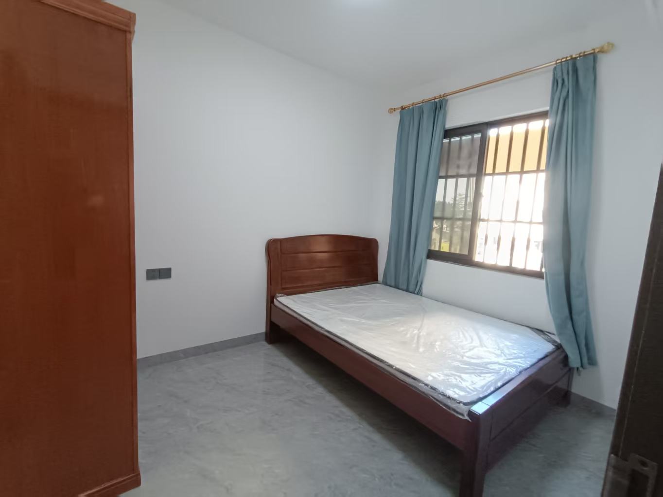 滨江名苑（滨江路）  3室2厅2卫    2500.0元/月