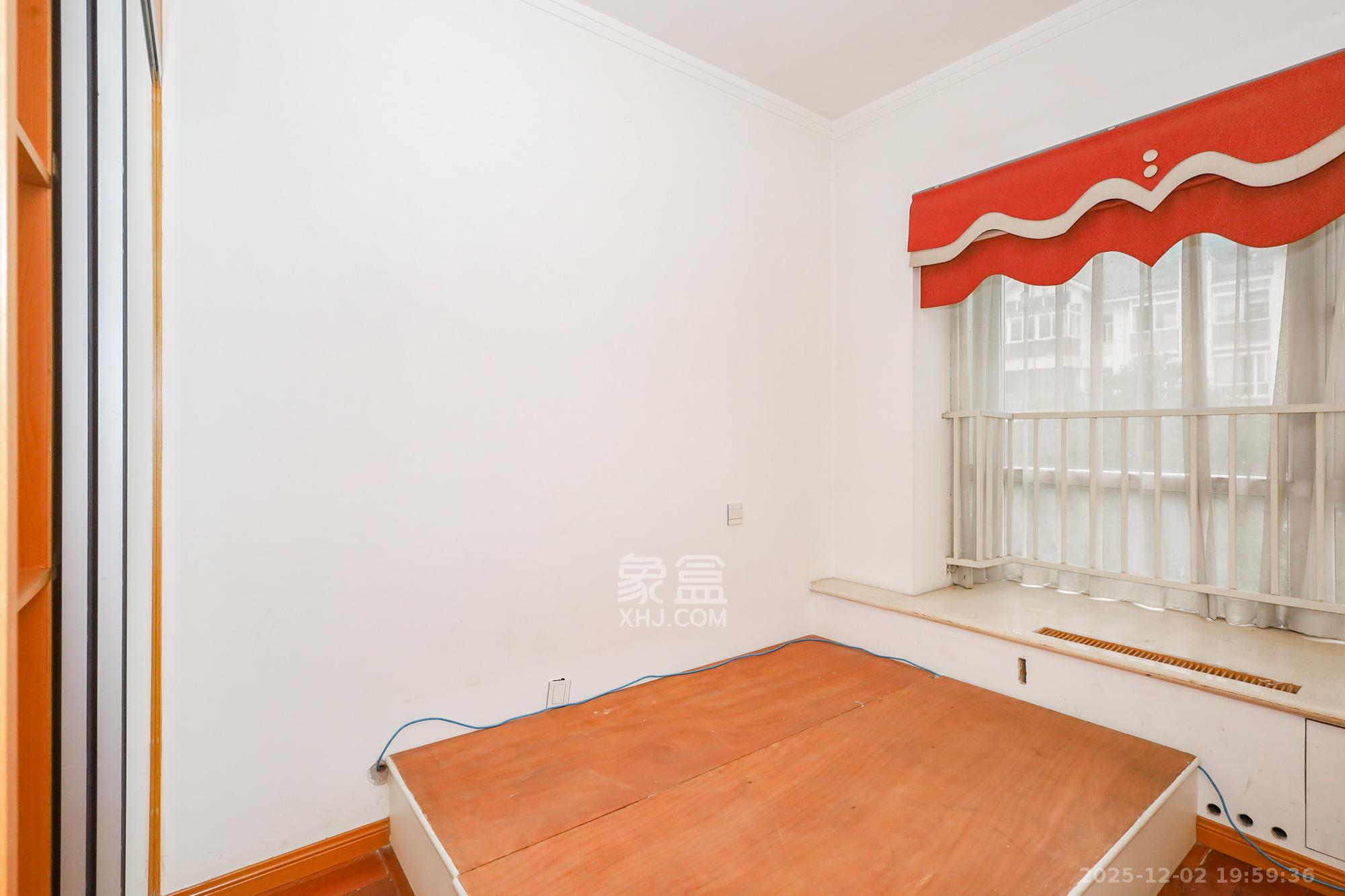 八方小区A区  4室2厅2卫    418.0万卧室