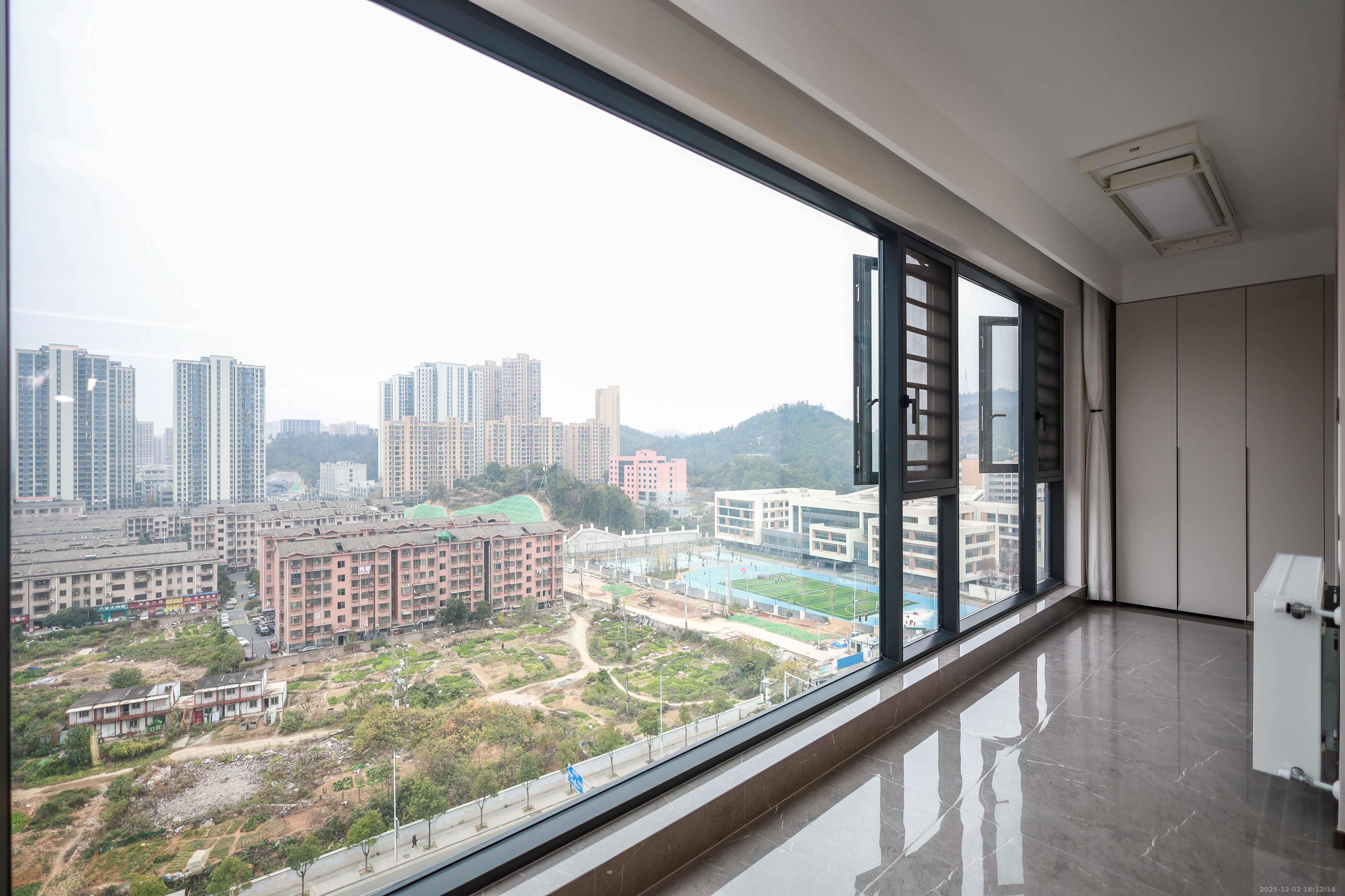 龙湖舜山府  4室2厅2卫    250.0万阳台