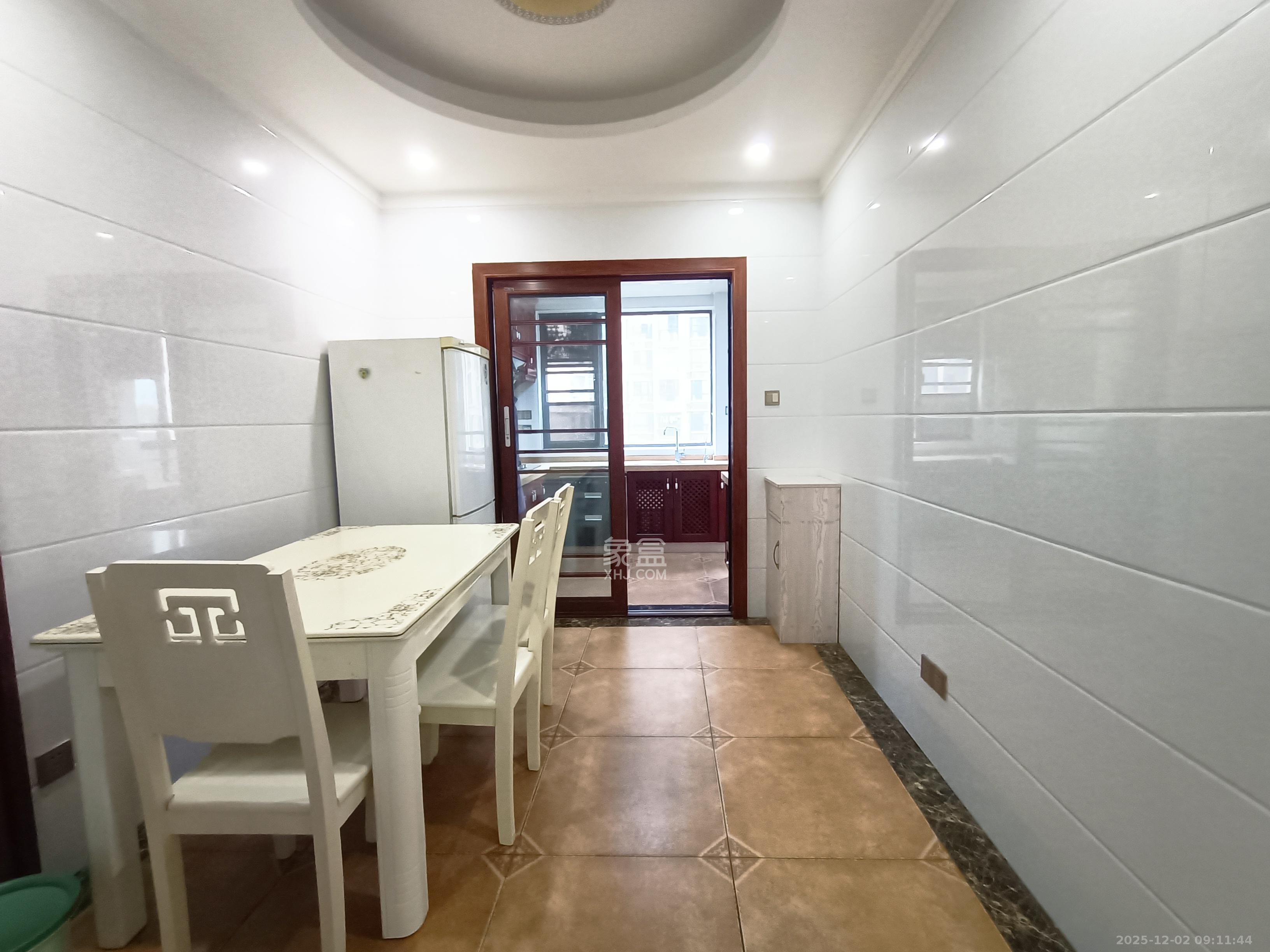 旭辉华庭 3室2厅2卫 2400.0元/月 旭辉华庭 3室2厅2卫 2400.0元/月室内图