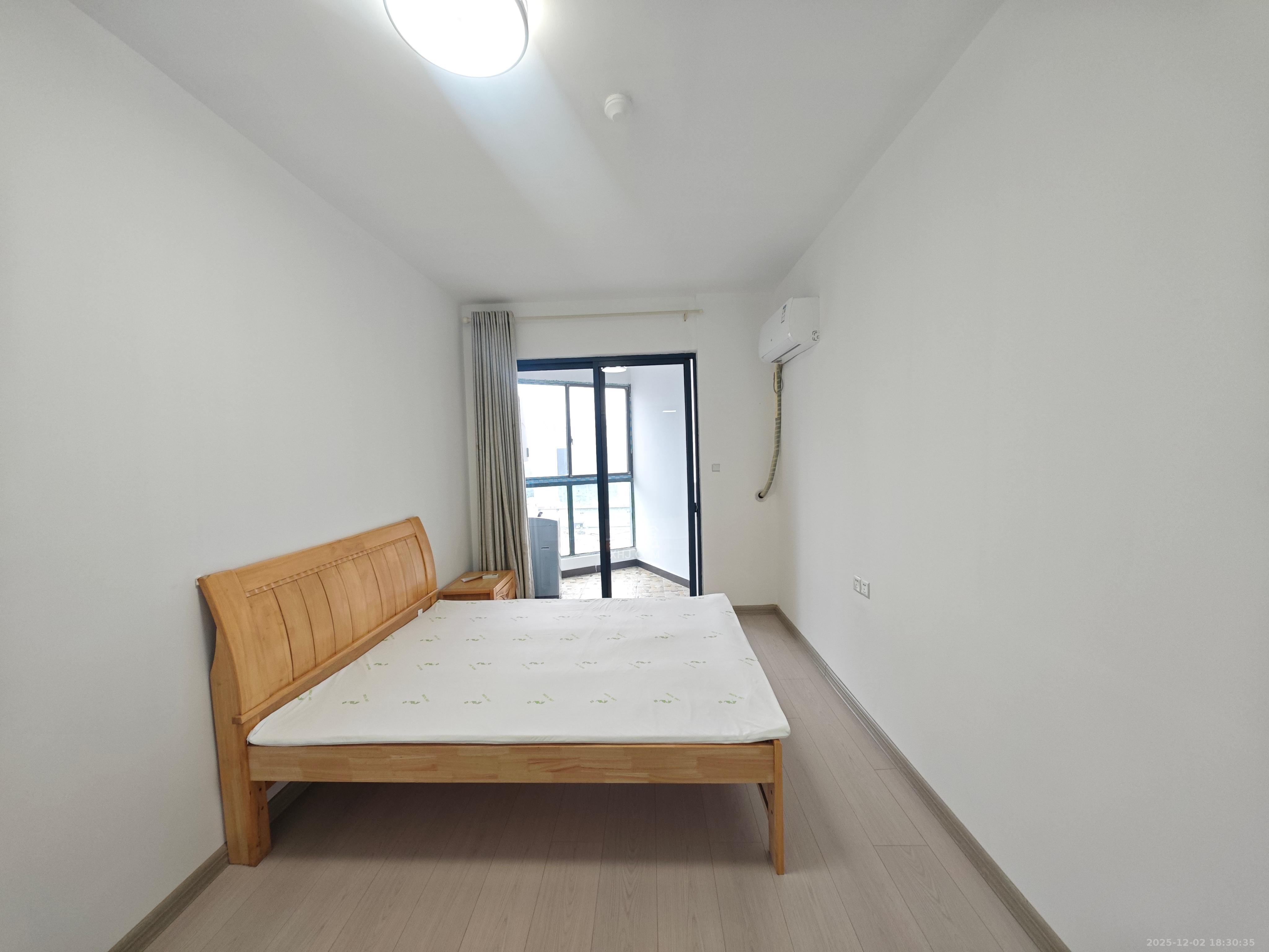 绿地中央广场  1室1厅1卫    1400.0元/月