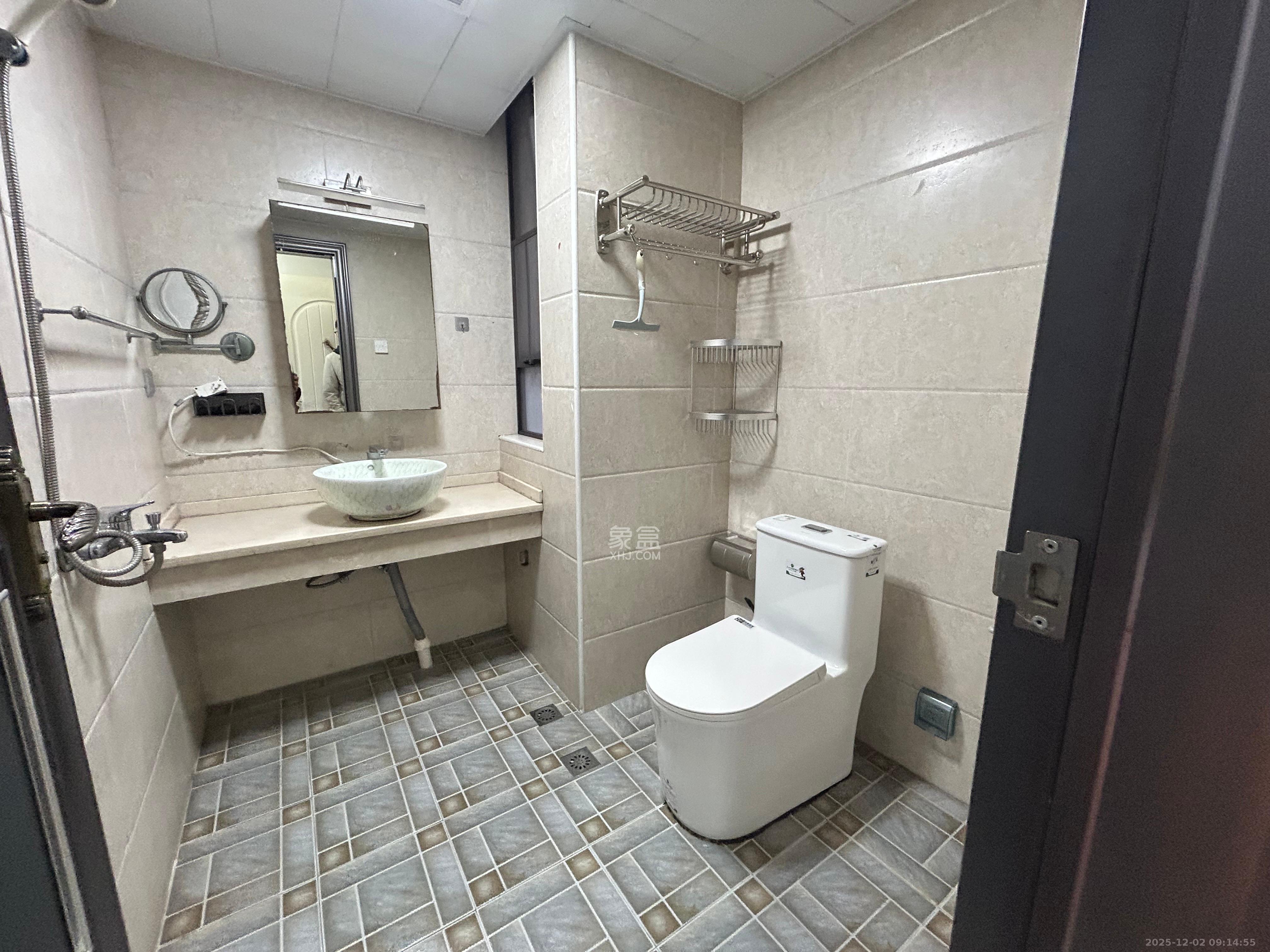 世茂外滩里（世茂铂翠湾三期）  4室2厅2卫    4000.0元/月室内图