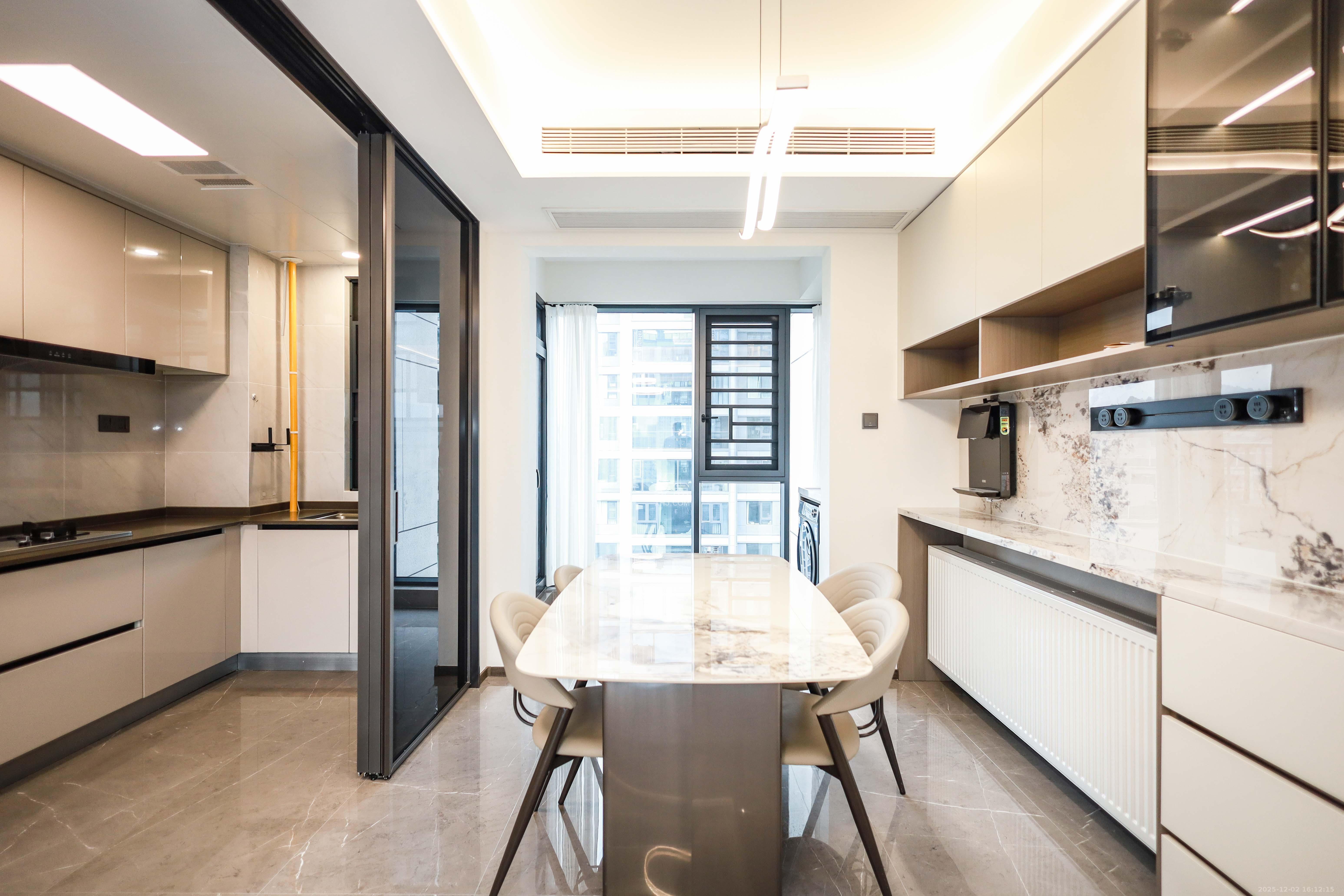 龙湖舜山府  4室2厅2卫    250.0万客厅