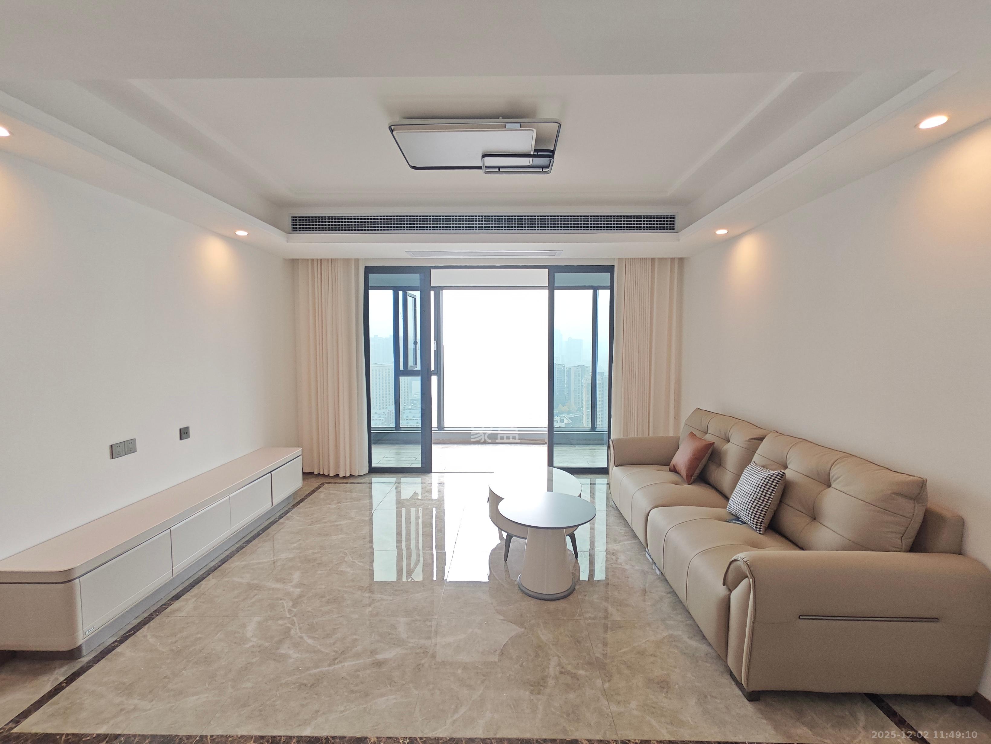 绿地V岛  4室2厅2卫    4200.0元/月