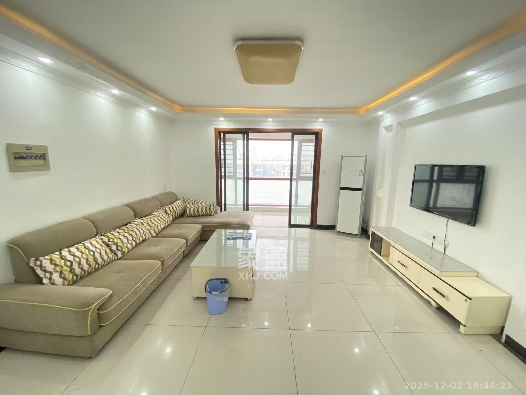 钱隆樽品(一、二、三期)  4室2厅2卫    3000.0元/月