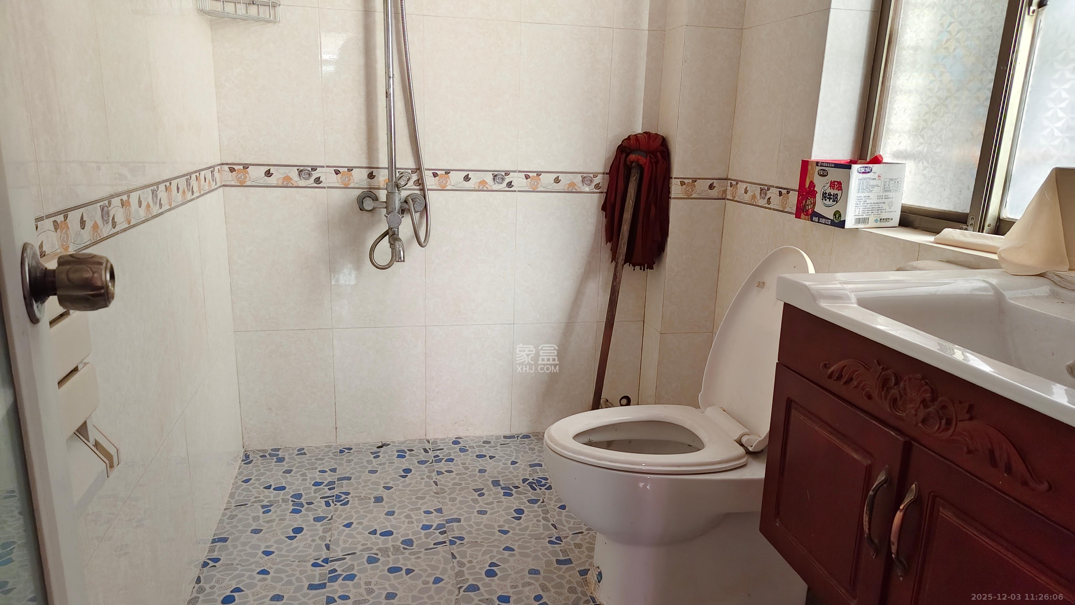 青青家园  3室2厅2卫    1600.0元/月室内图