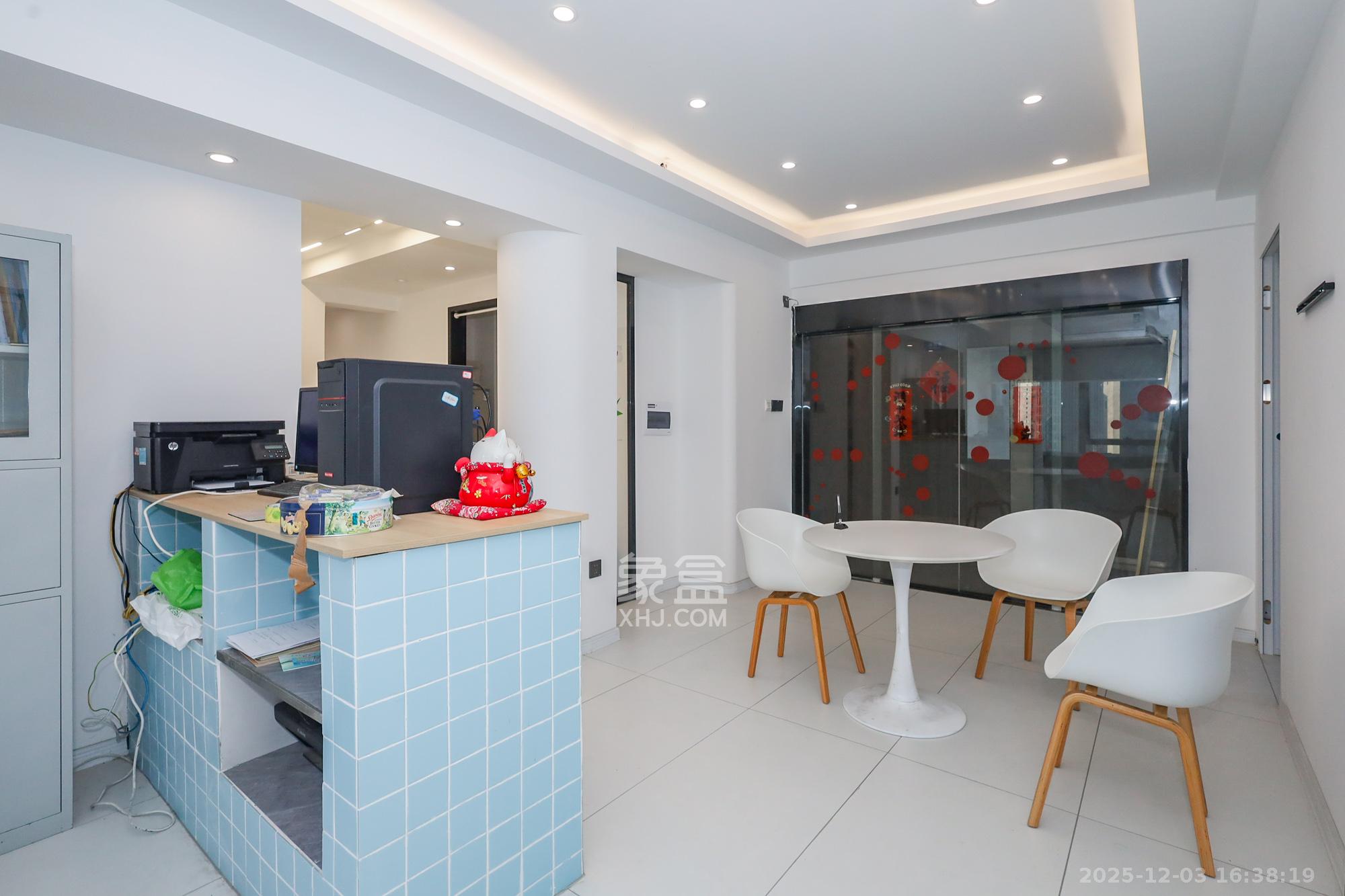 龙湖铂金岛  1室1厅1卫    28.0万客厅