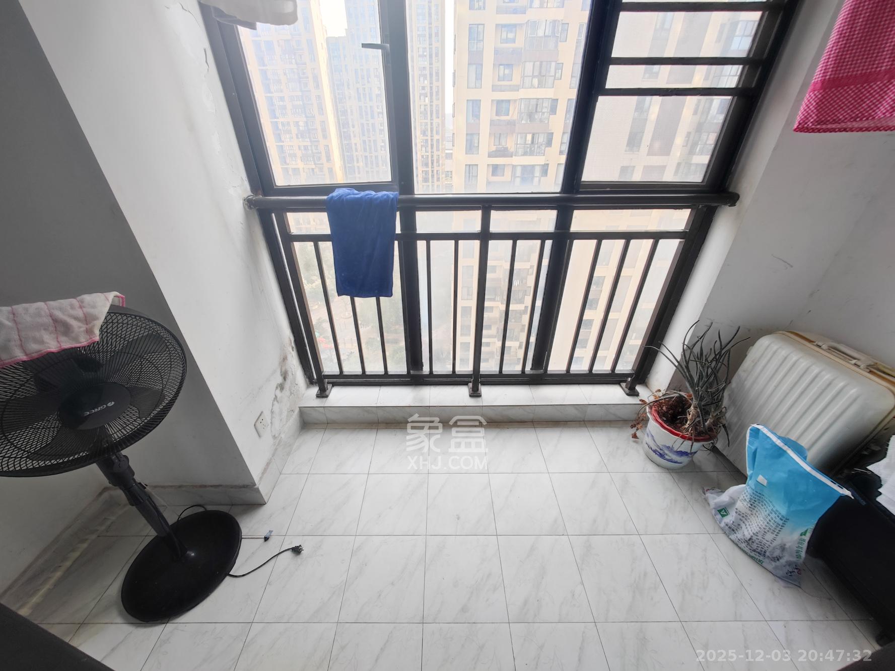 卓越蔚蓝城邦  1室0厅0卫    56.8万阳台