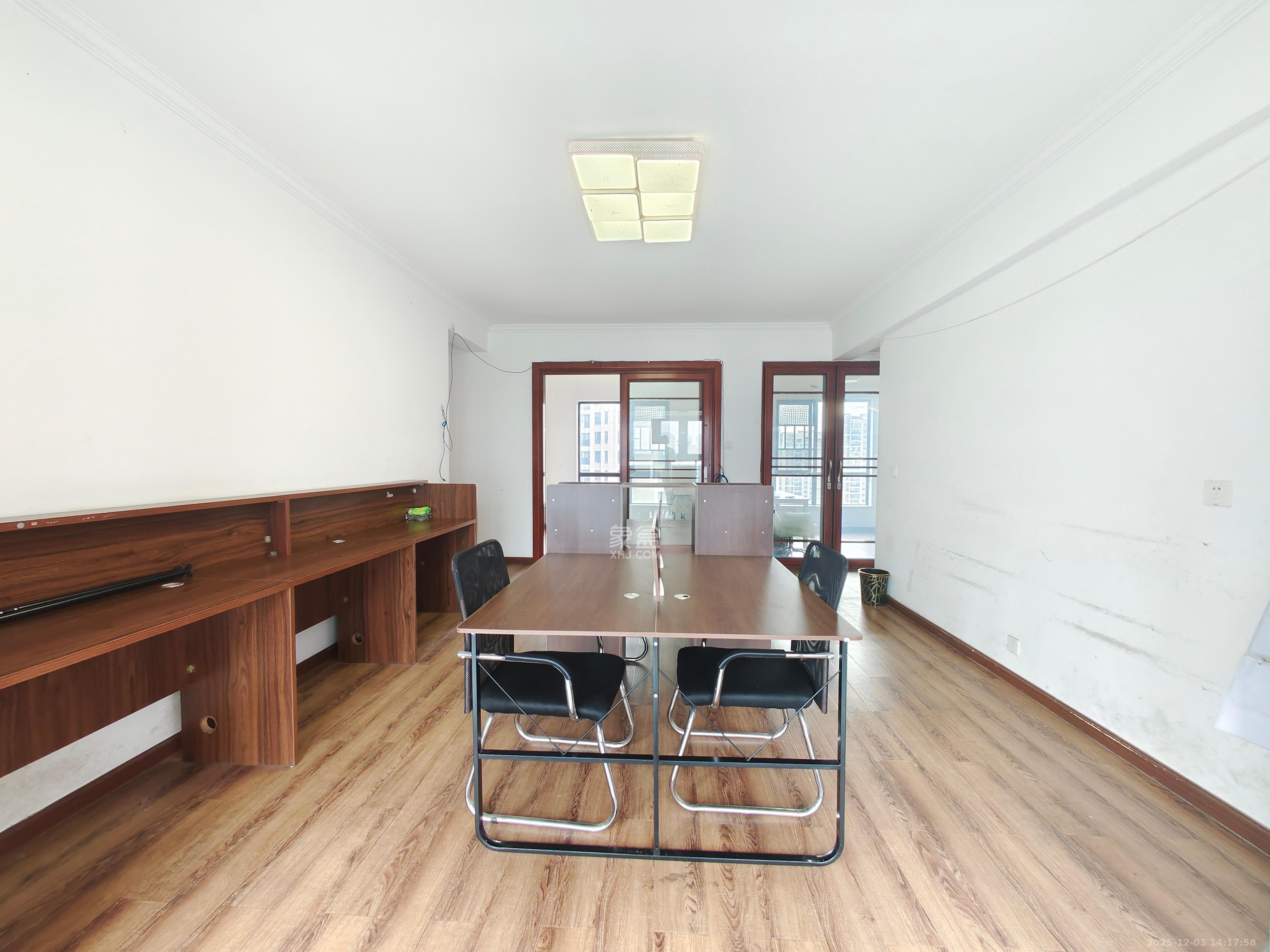 达美D6区  4室2厅2卫    3200.0元/月室内图