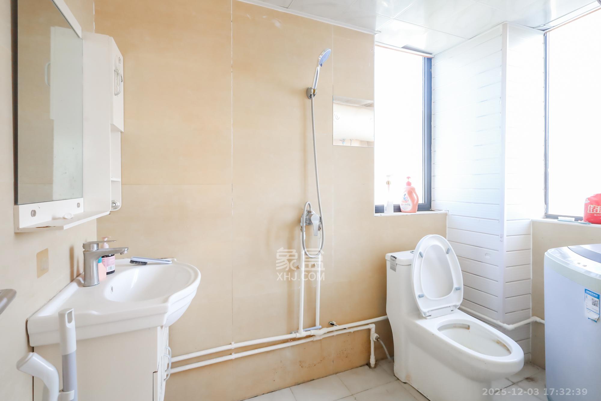 胜家雅苑  4室2厅2卫    165.0万卫生间