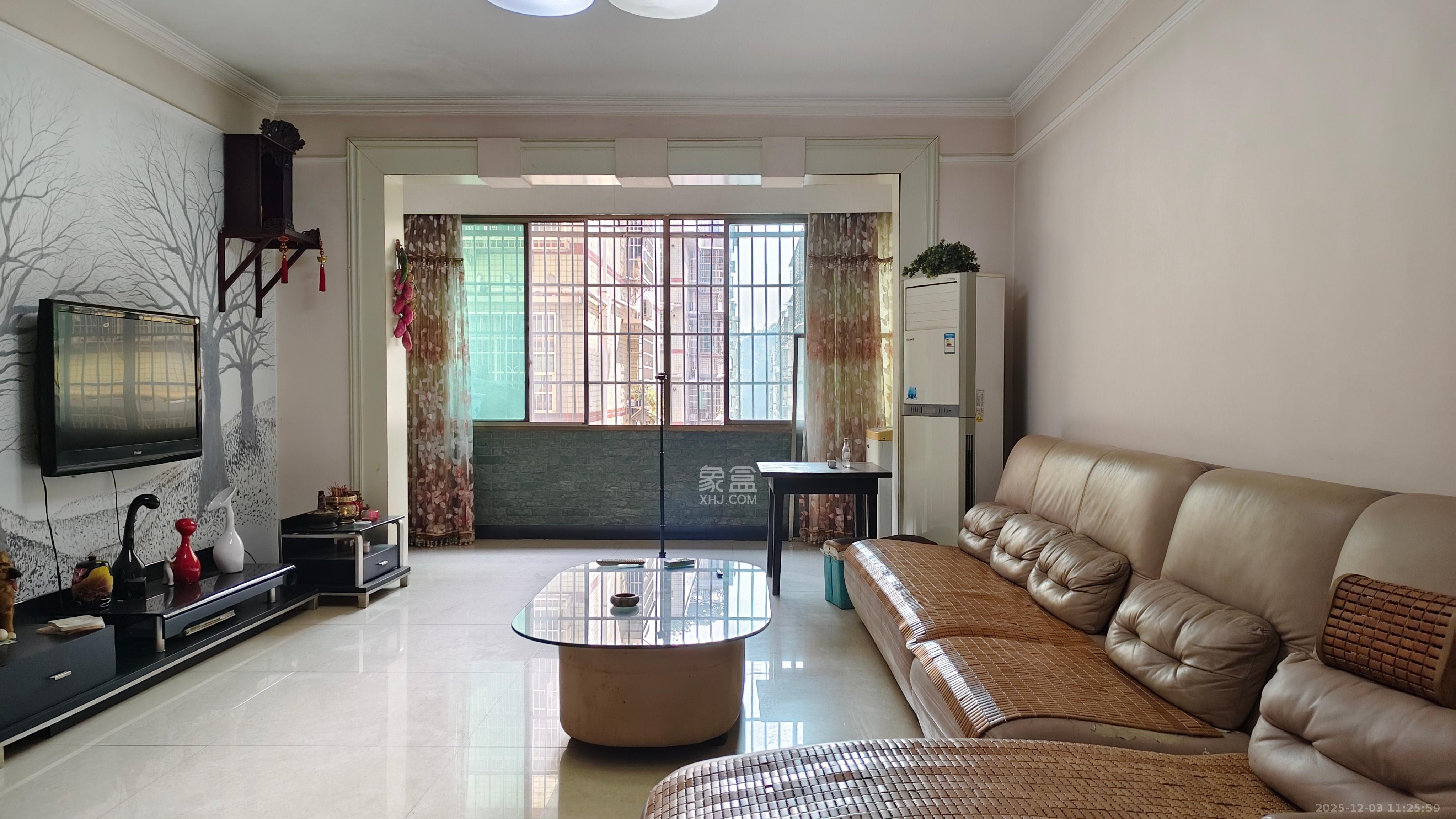 青青家园  3室2厅2卫    1600.0元/月室内图