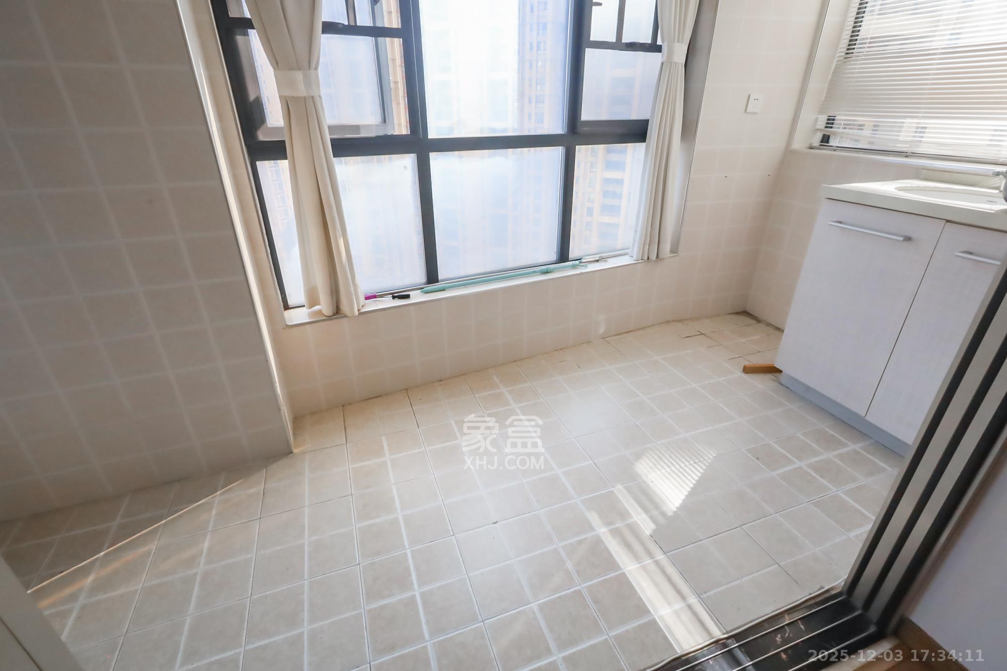 兰亭都荟（璟峰苑）  3室2厅1卫    100.0万阳台