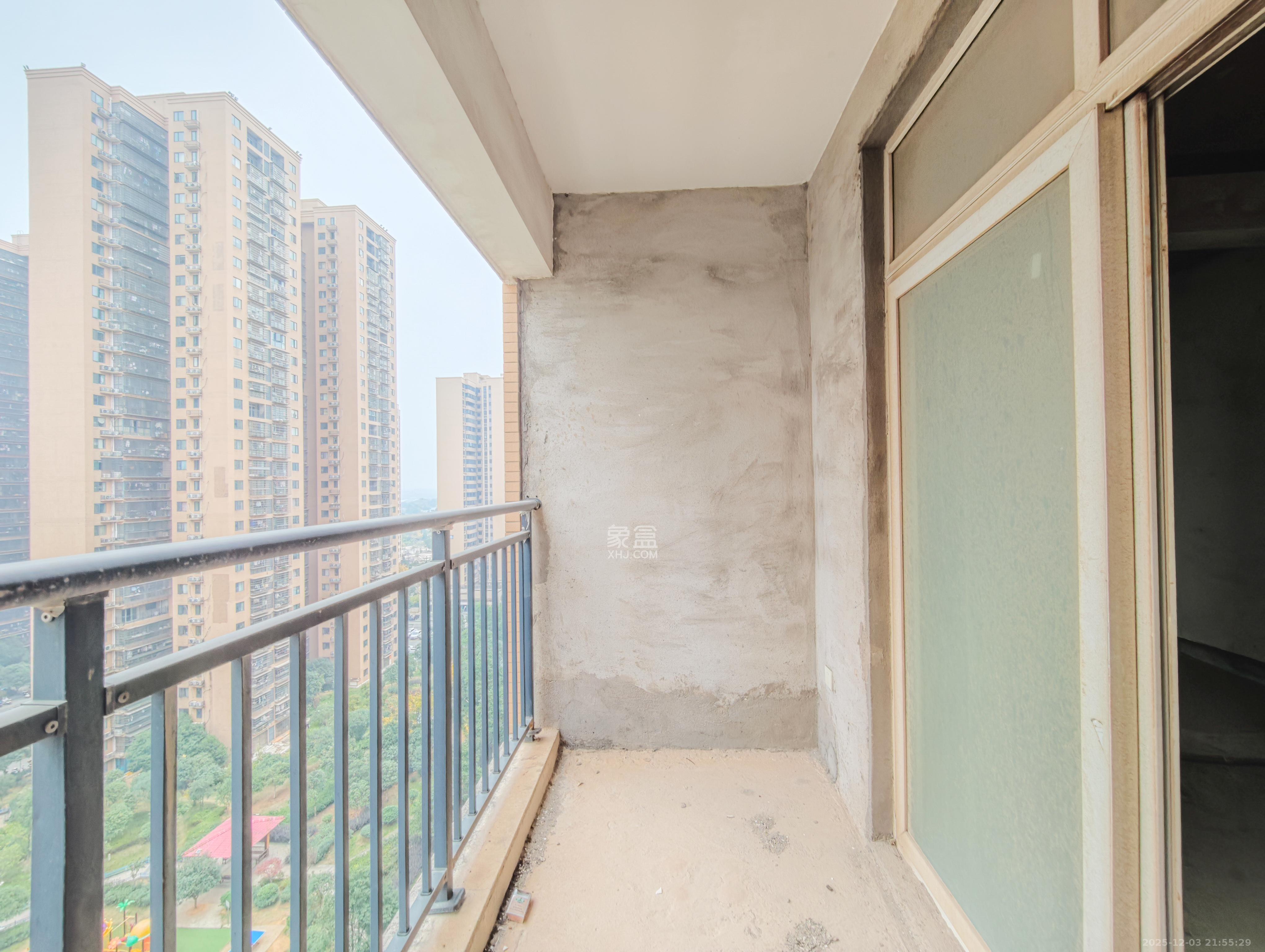 佳辉丽景鑫城 5室2厅3卫 100.0万 佳辉丽景鑫城 5室2厅3卫 100.0万阳台