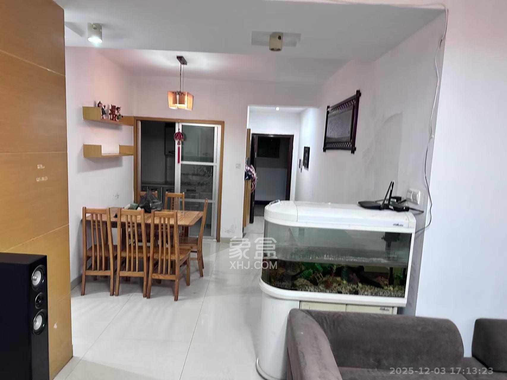 卧龙居国际村  3室2厅2卫    1800.0元/月