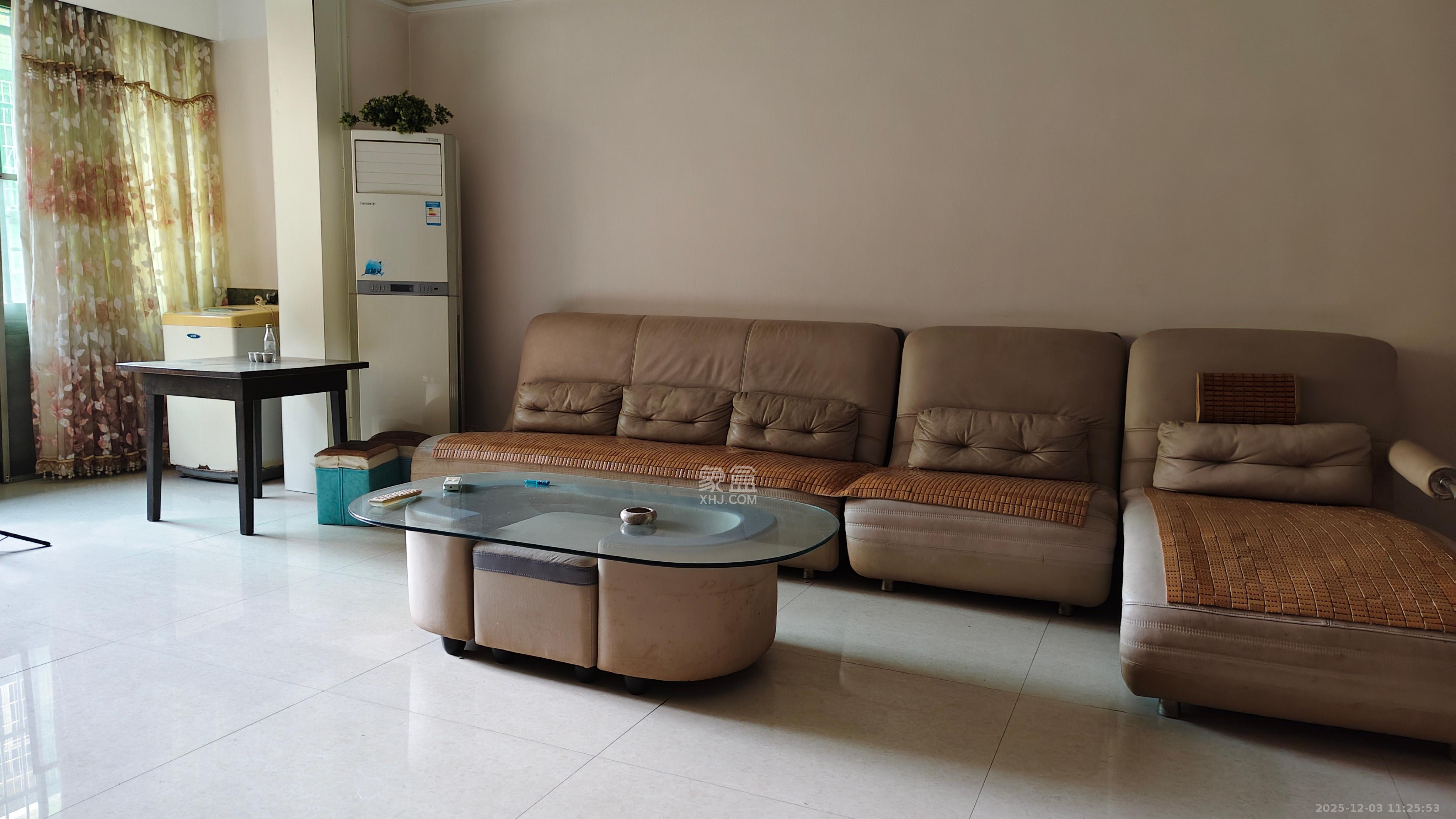 青青家园  3室2厅2卫    1600.0元/月室内图1