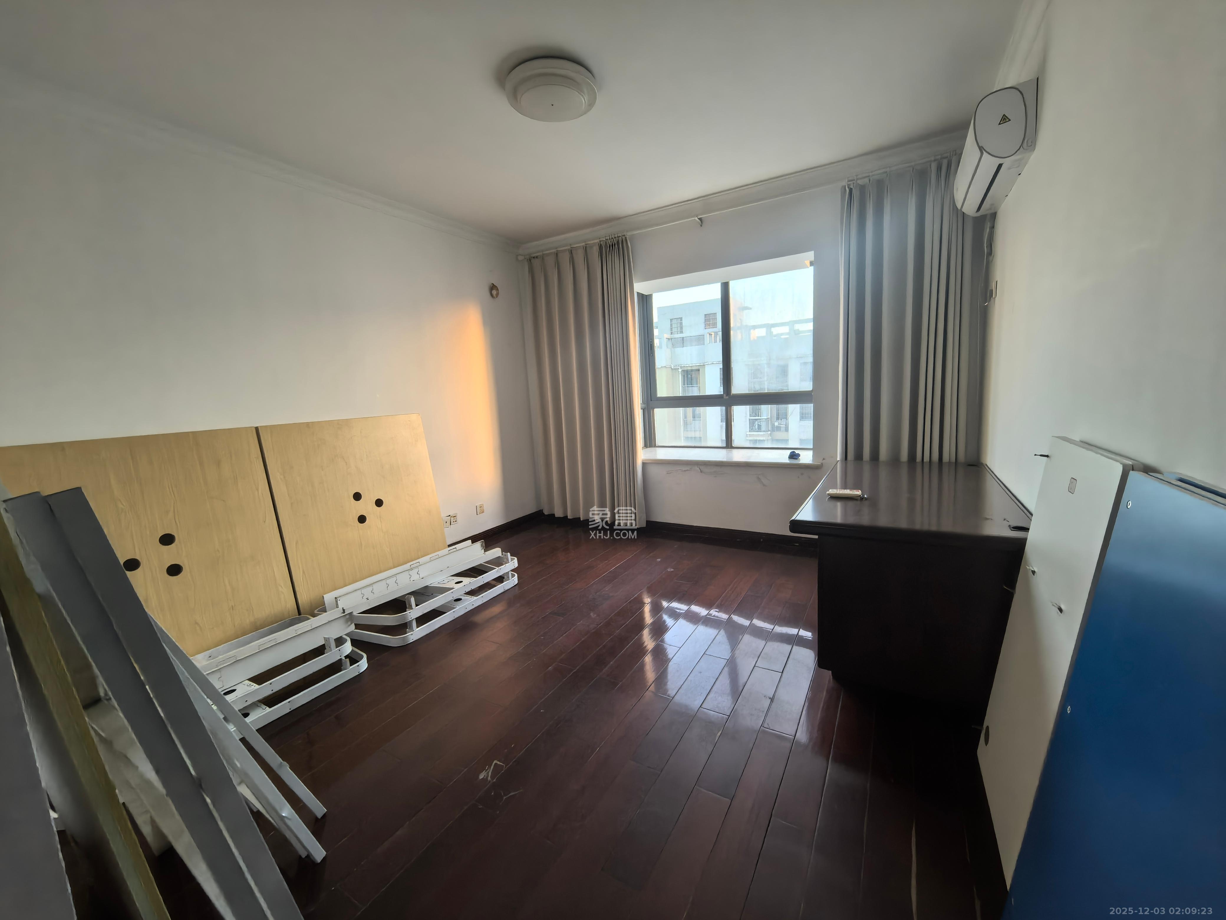 满庭芳小区  3室3厅2卫    2500.0元/月