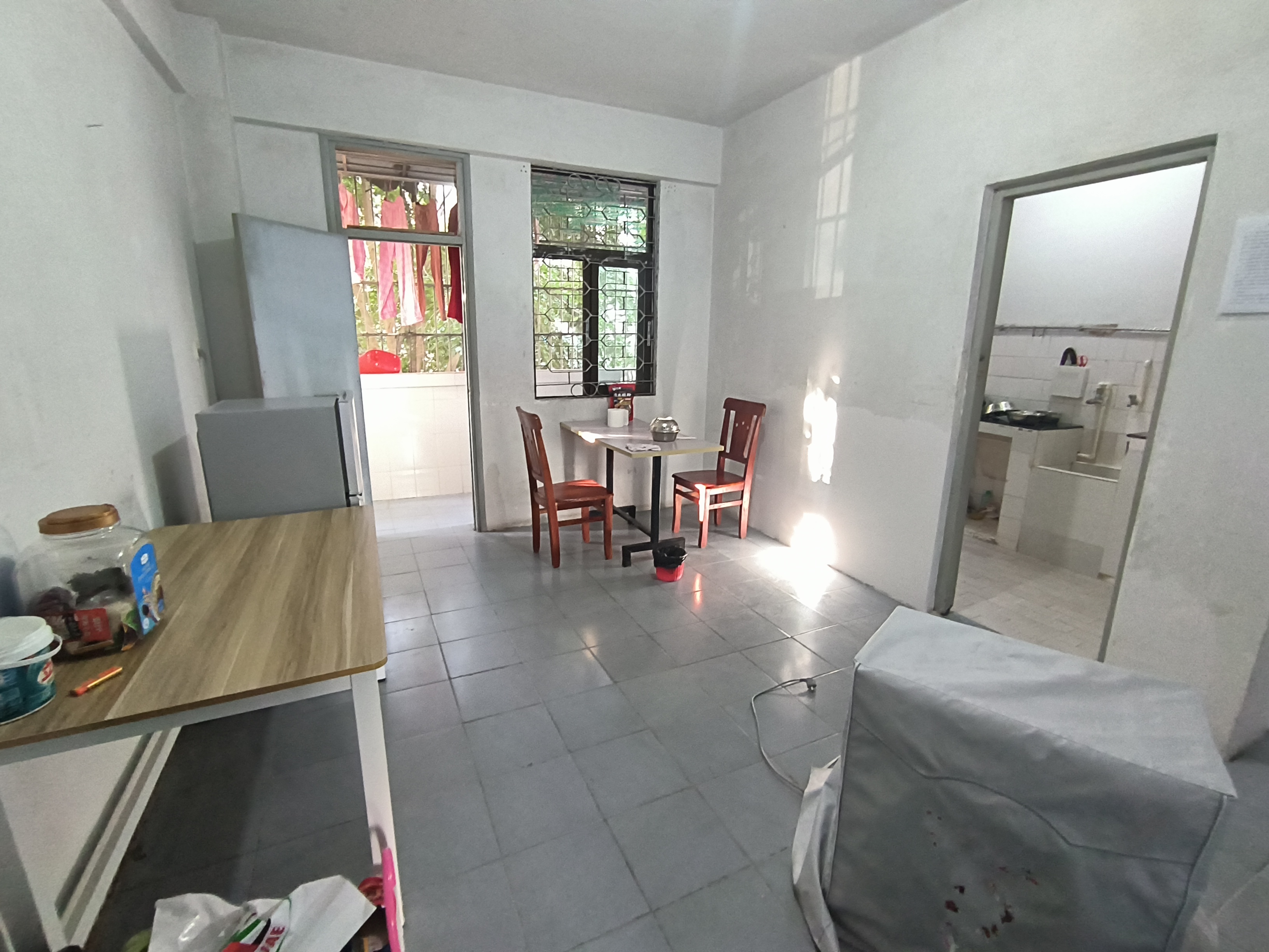 国贸新村  3室2厅1卫    180.0万客厅