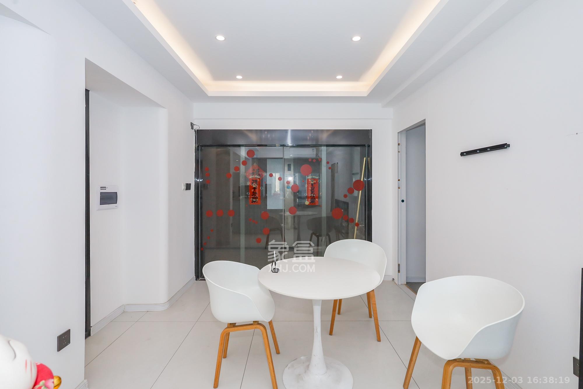 龙湖铂金岛  1室1厅1卫    28.0万客厅