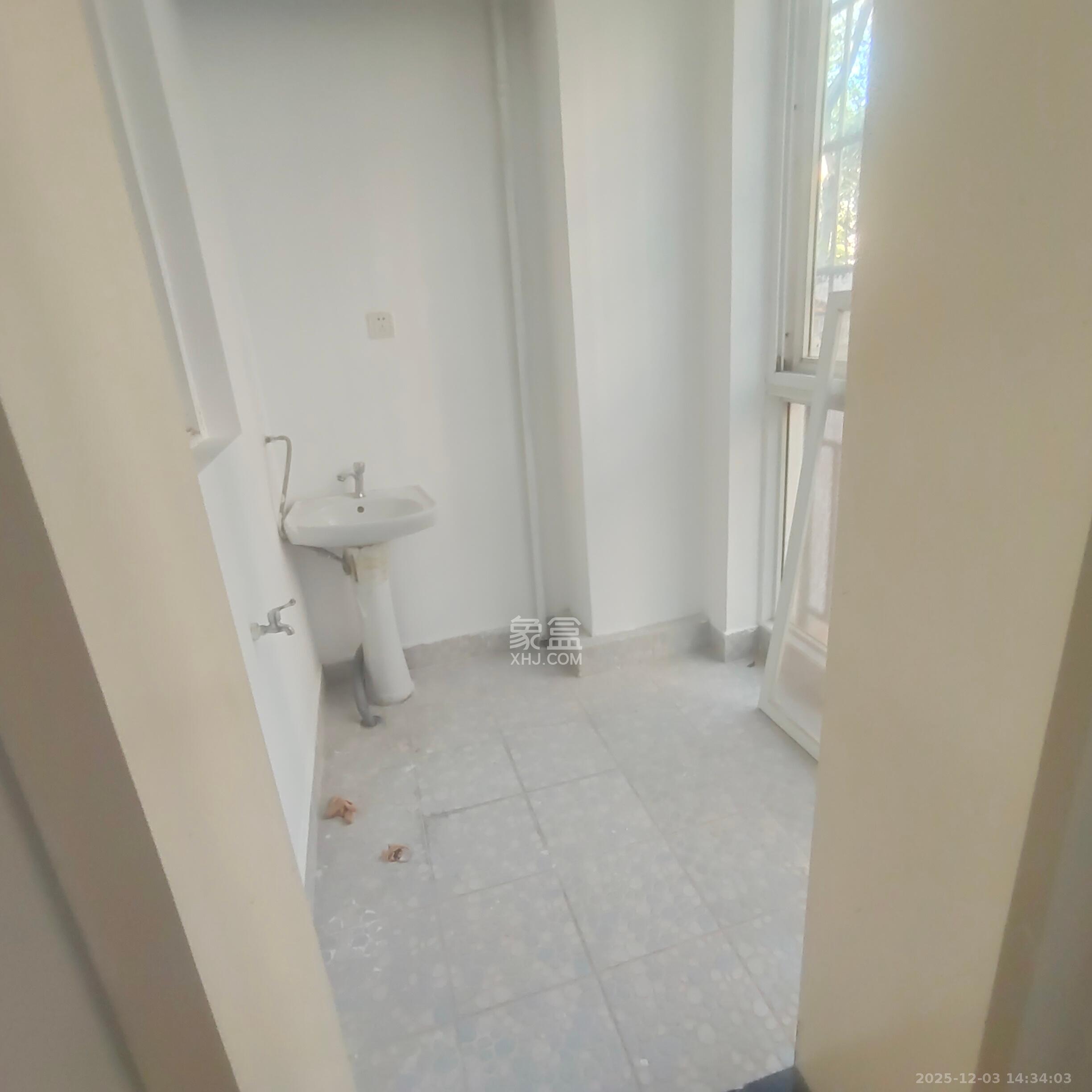 山水人家一二期 4室2厅1卫 800.0元/月 山水人家一二期 4室2厅1卫 800.0元/月室内图