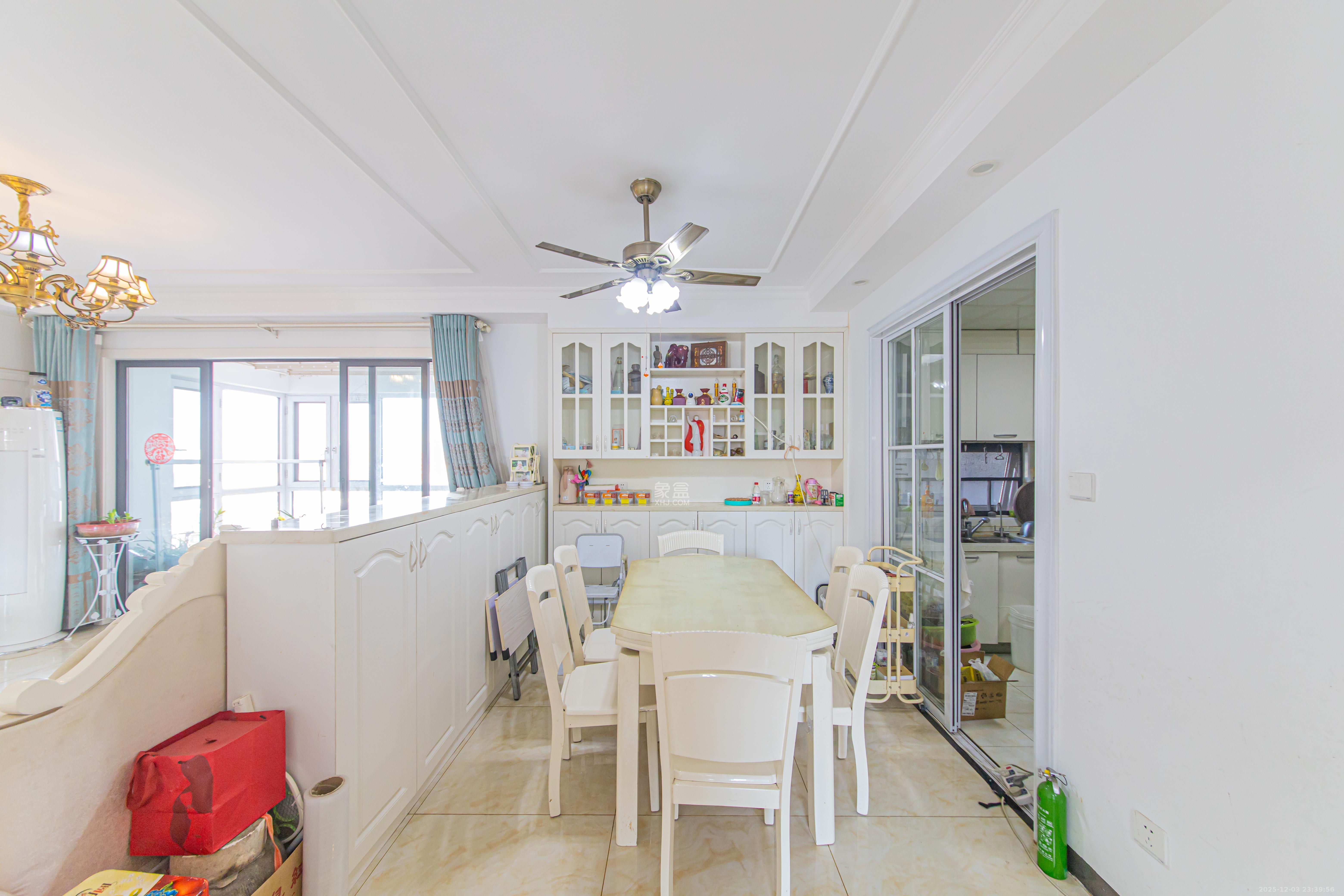 汇金城/嘉华城二期  4室2厅2卫    148.0万客厅