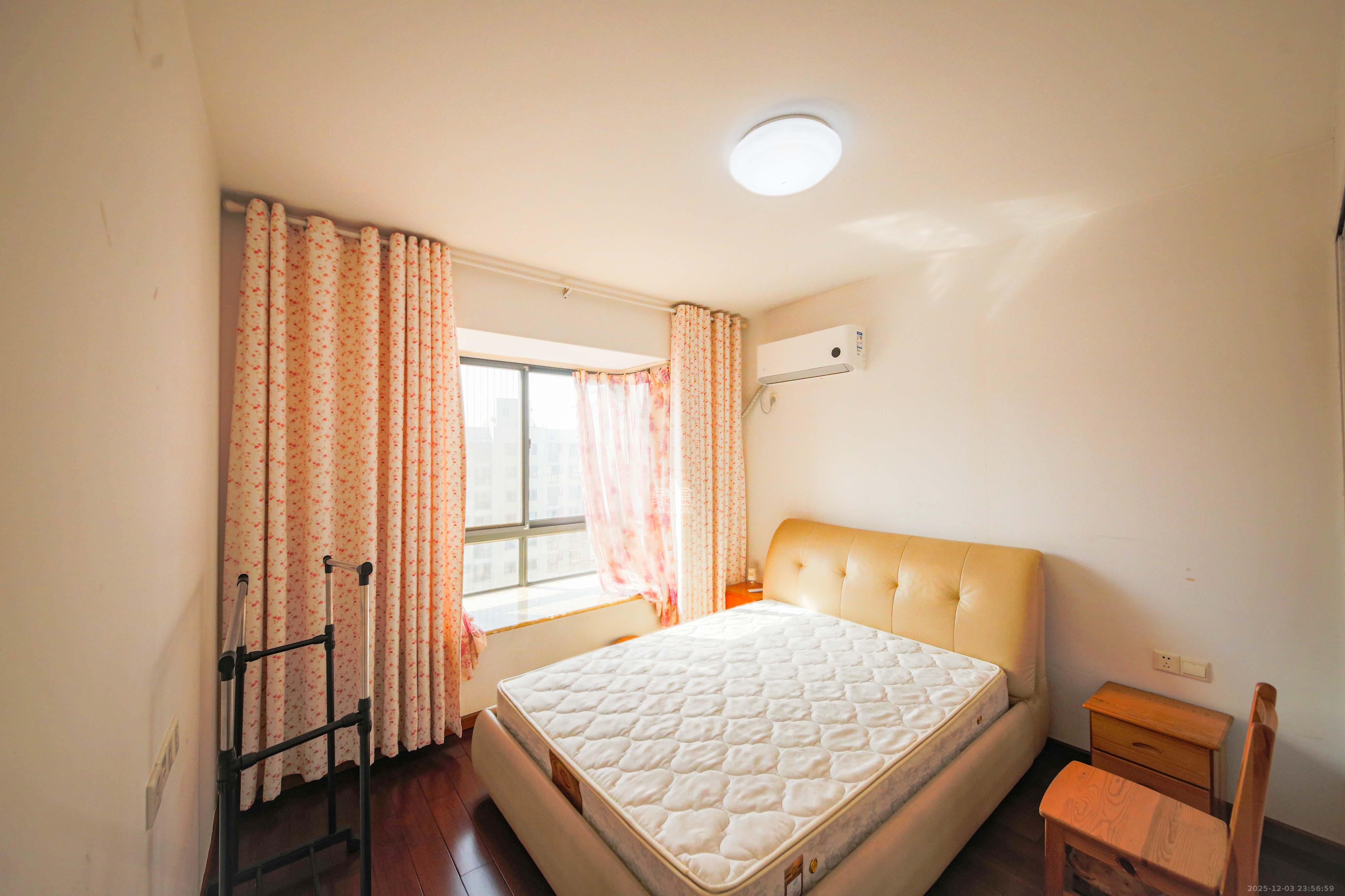 童话里  3室2厅1卫    65.0万卧室