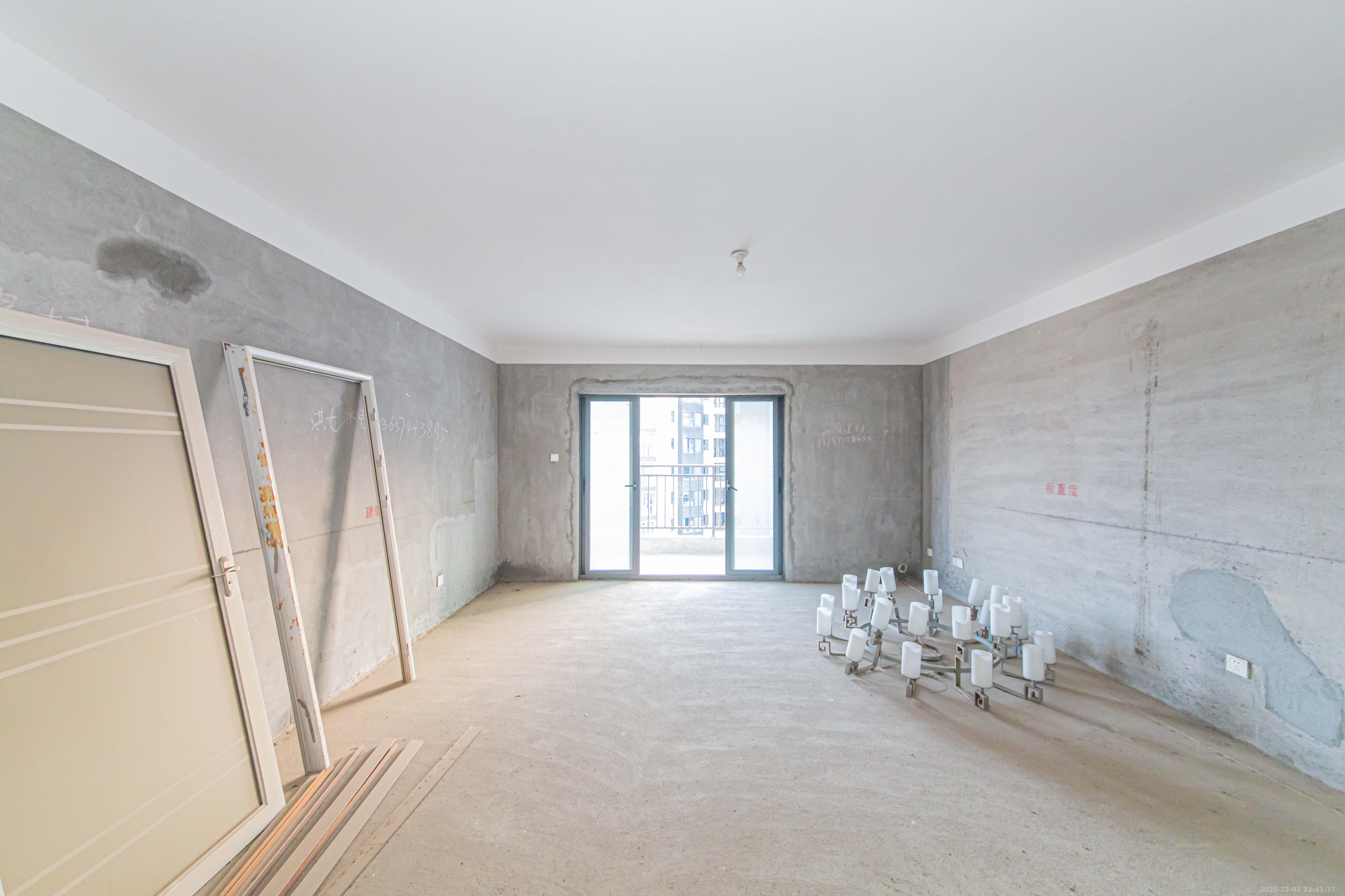 九峰远见 4室2厅2卫 230.0万 九峰远见 4室2厅2卫 230.0万客厅