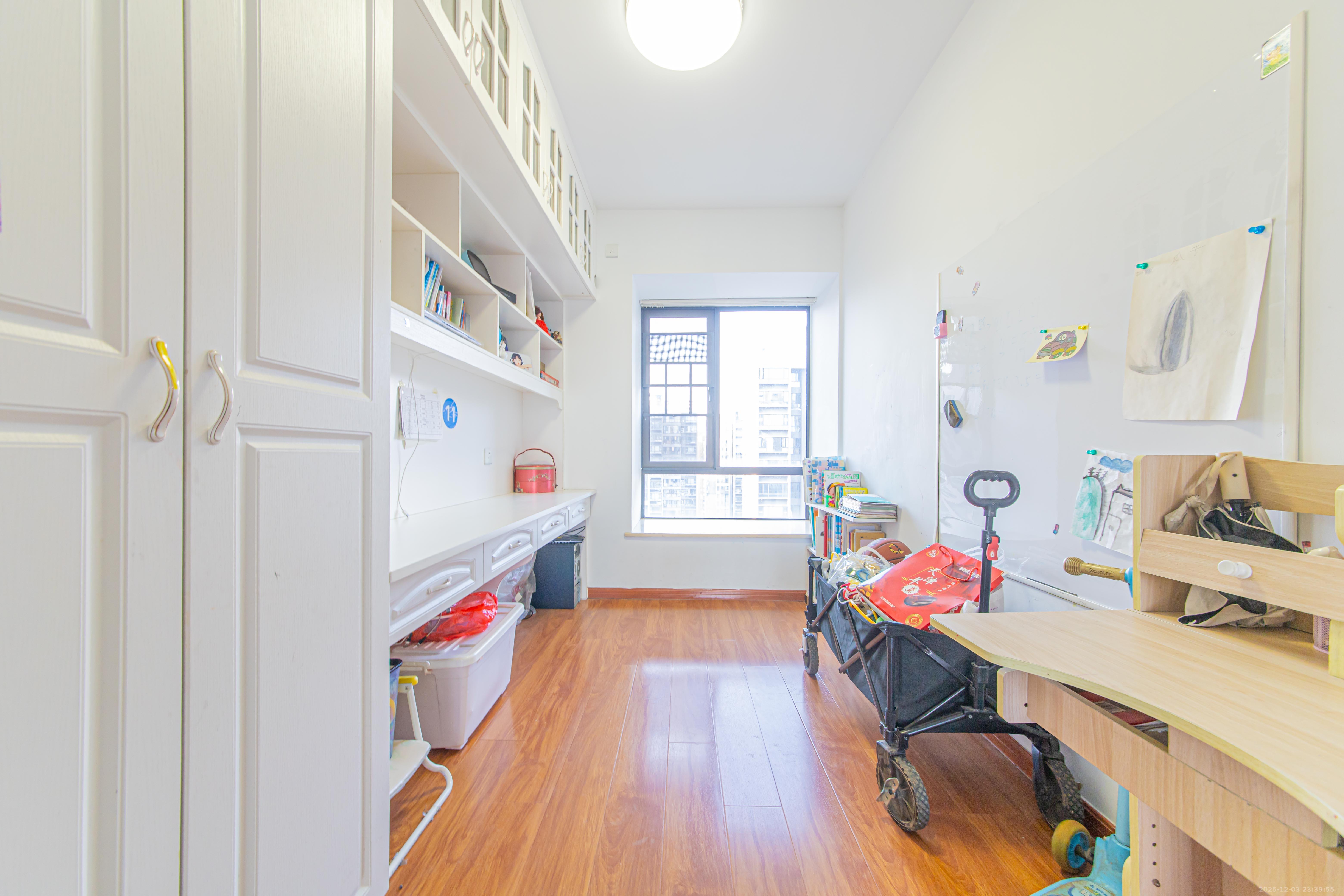 汇金城/嘉华城二期 4室2厅2卫 148.0万 汇金城/嘉华城二期 4室2厅2卫 148.0万卧室