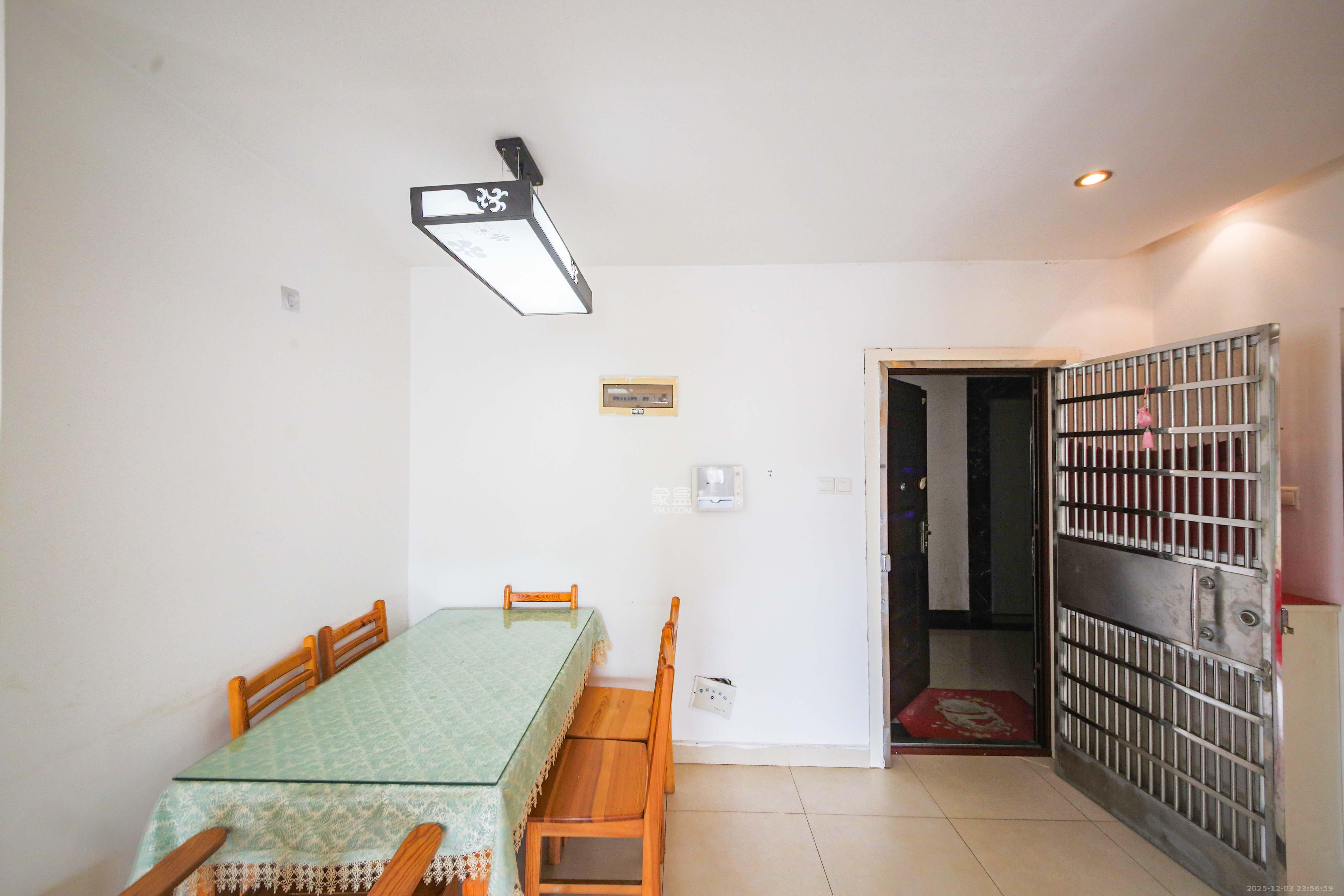 童话里  3室2厅1卫    65.0万客厅