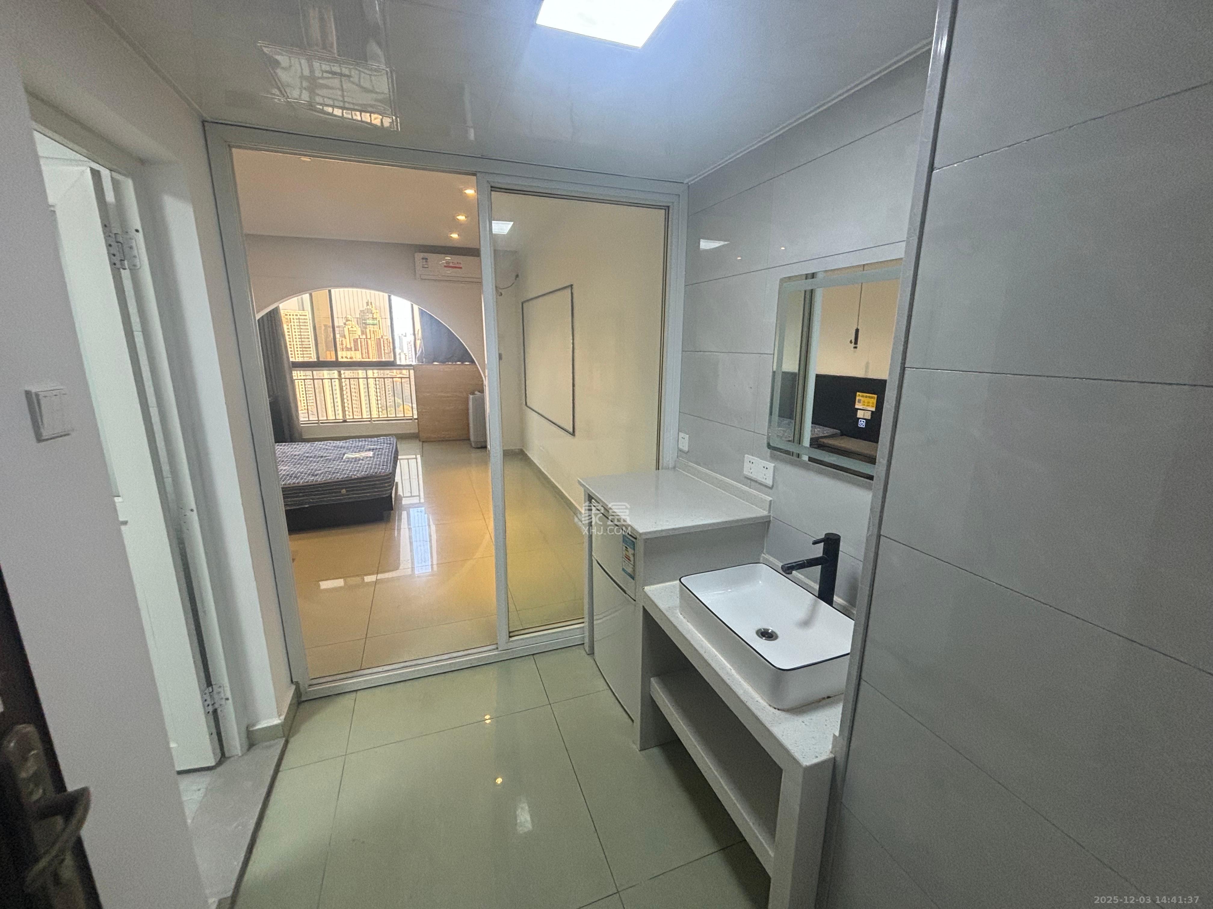 七彩丽都  1室1厅1卫    1600.0元/月