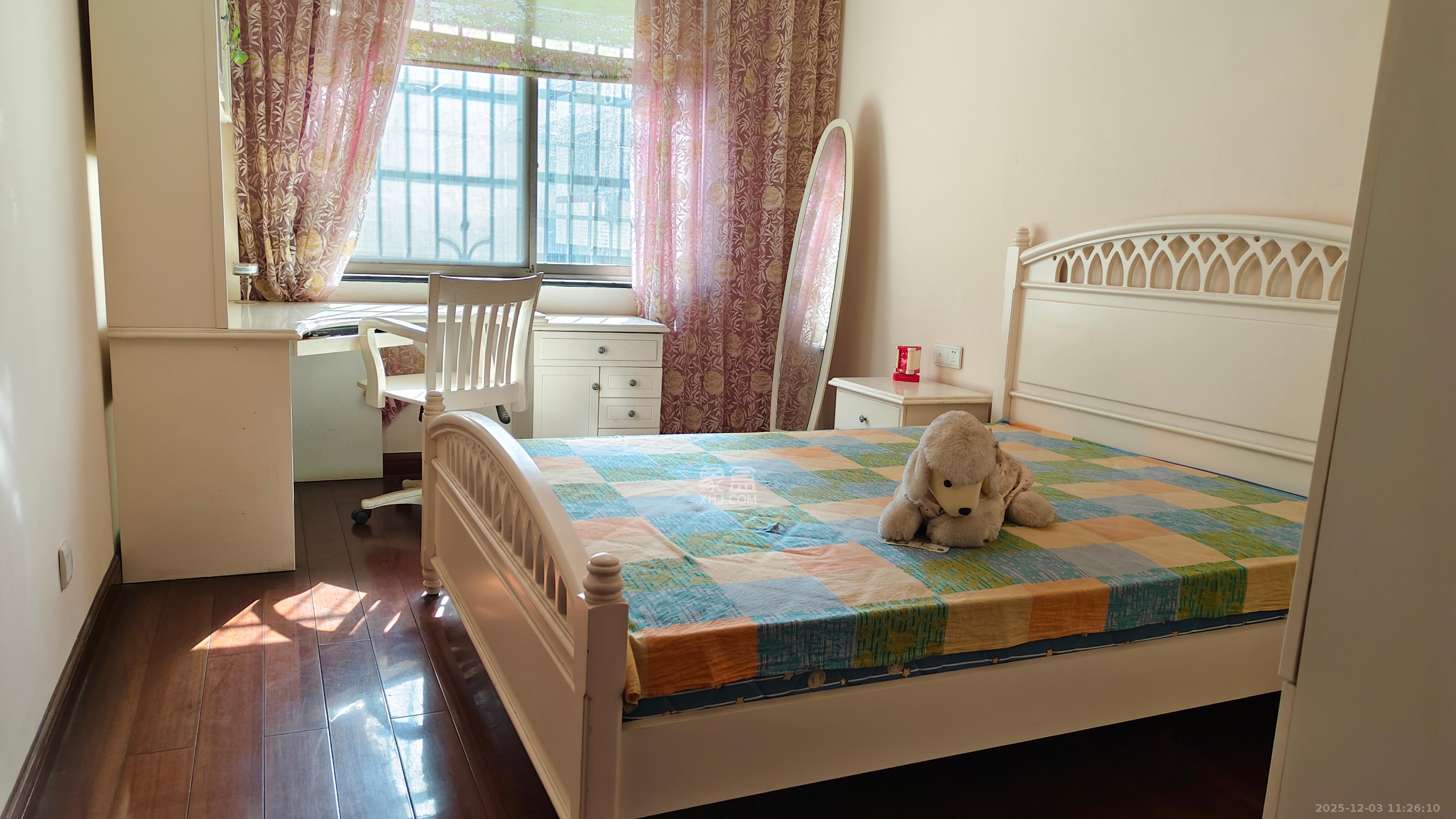 青青家园  3室2厅2卫    1600.0元/月室内图