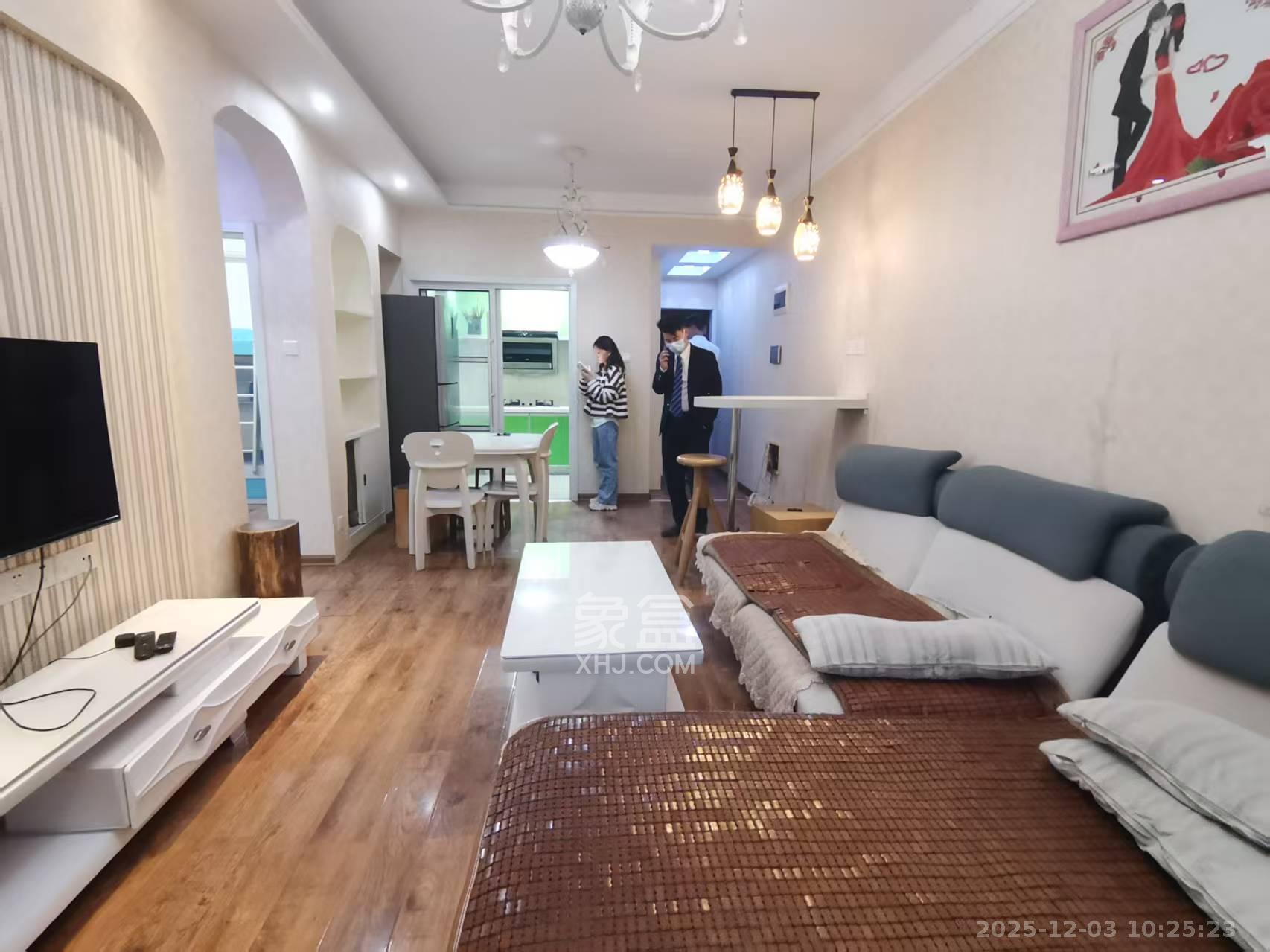 泊爱蓝湾  2室2厅1卫    2500.0元/月