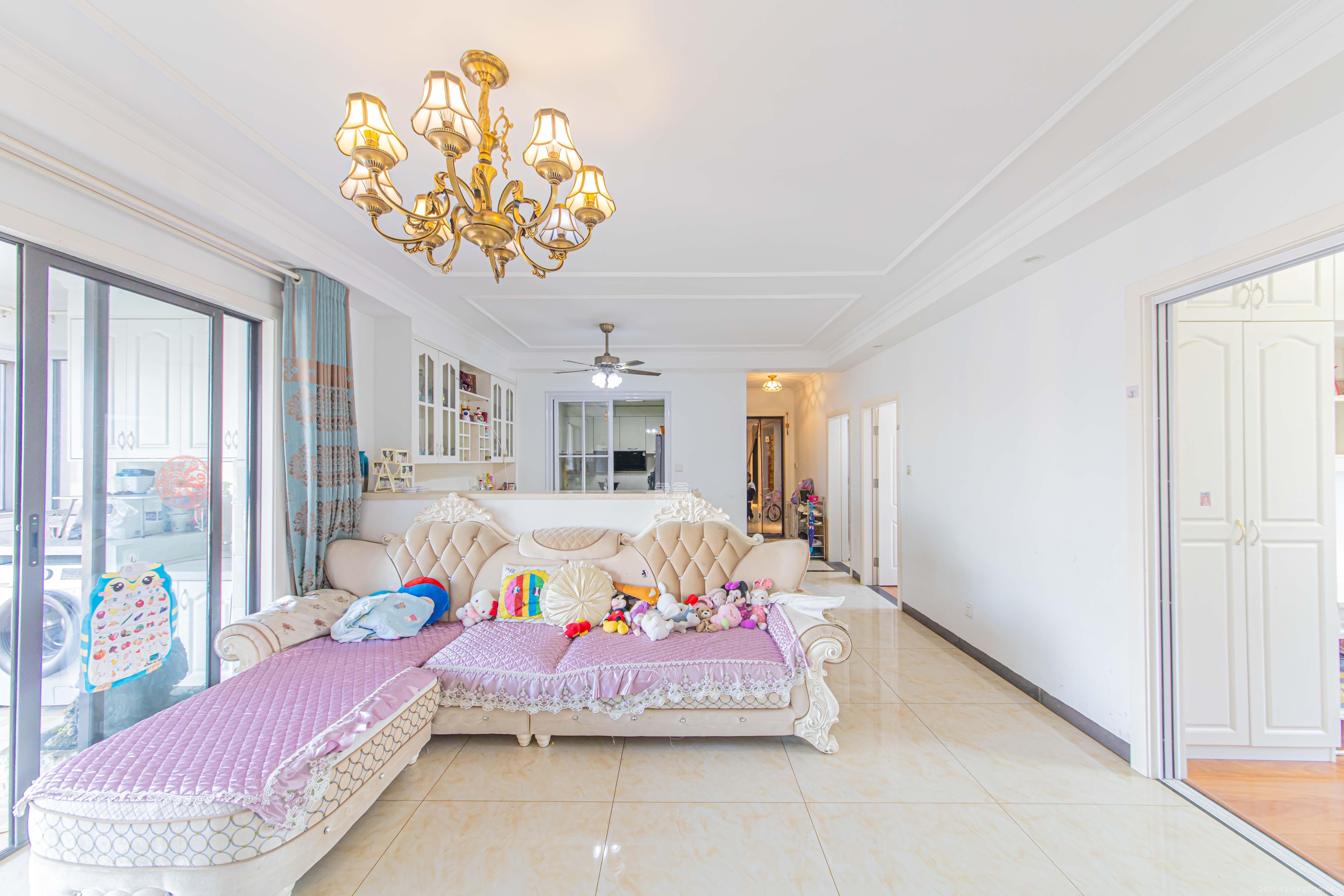 汇金城/嘉华城二期 4室2厅2卫 148.0万 汇金城/嘉华城二期 4室2厅2卫 148.0万客厅