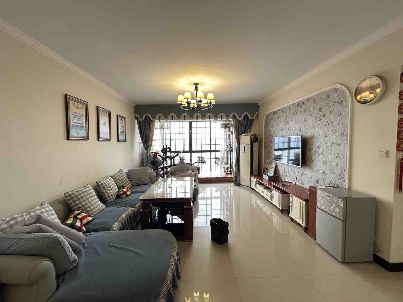 逸臣广场  3室2厅2卫    2200.0元/月