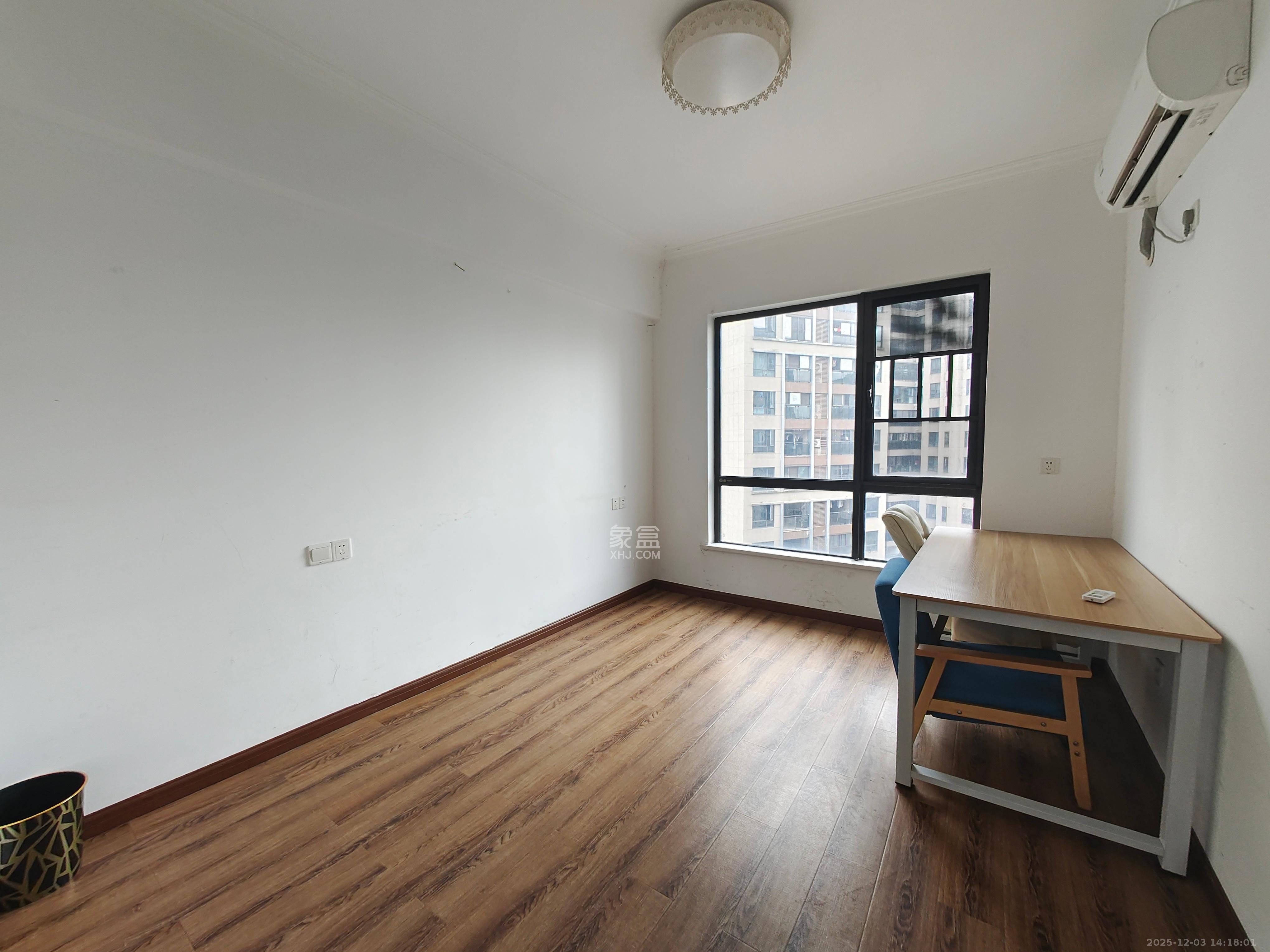 达美D6区  4室2厅2卫    3200.0元/月室内图