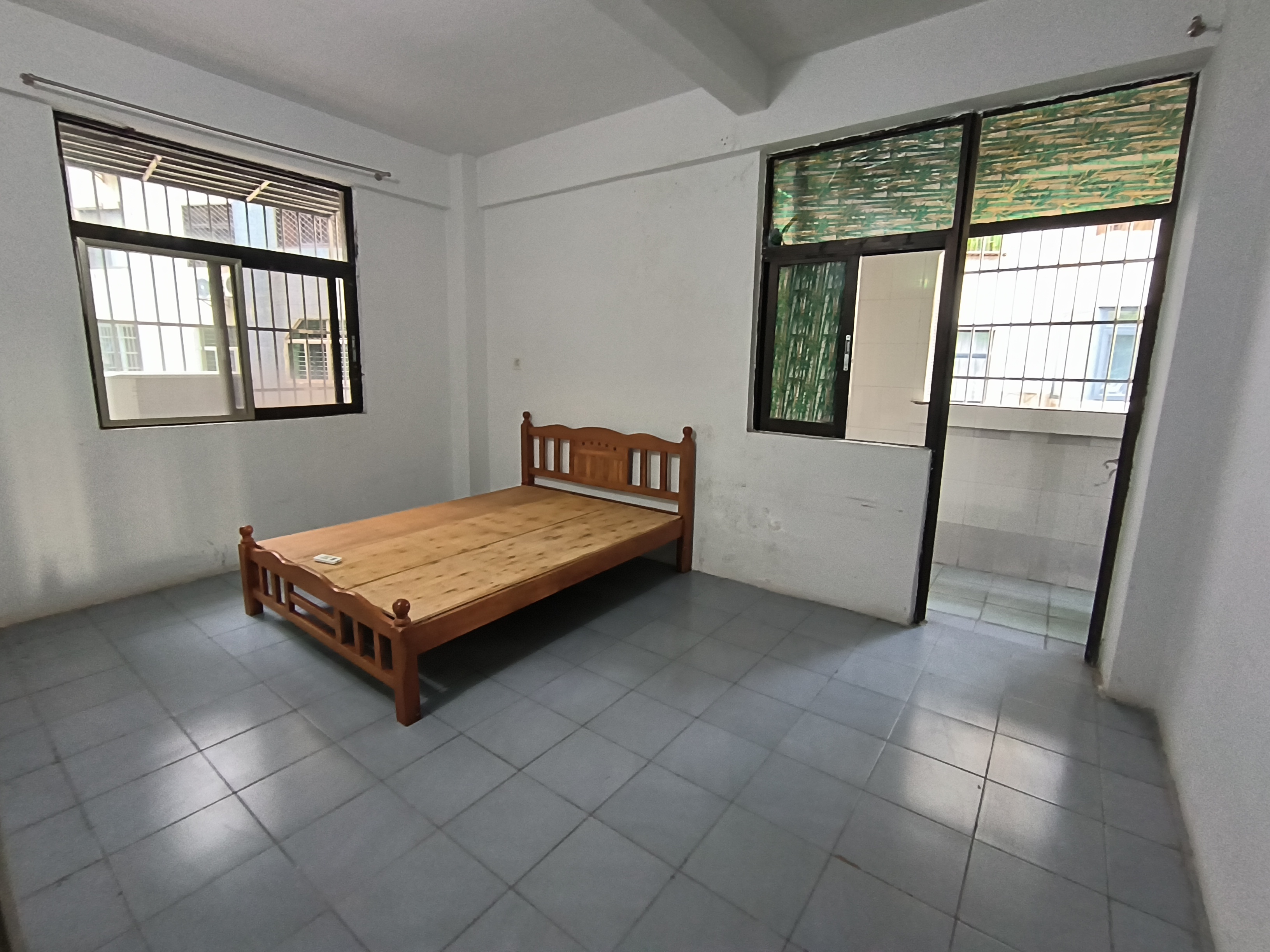 国贸新村  3室2厅1卫    180.0万客厅