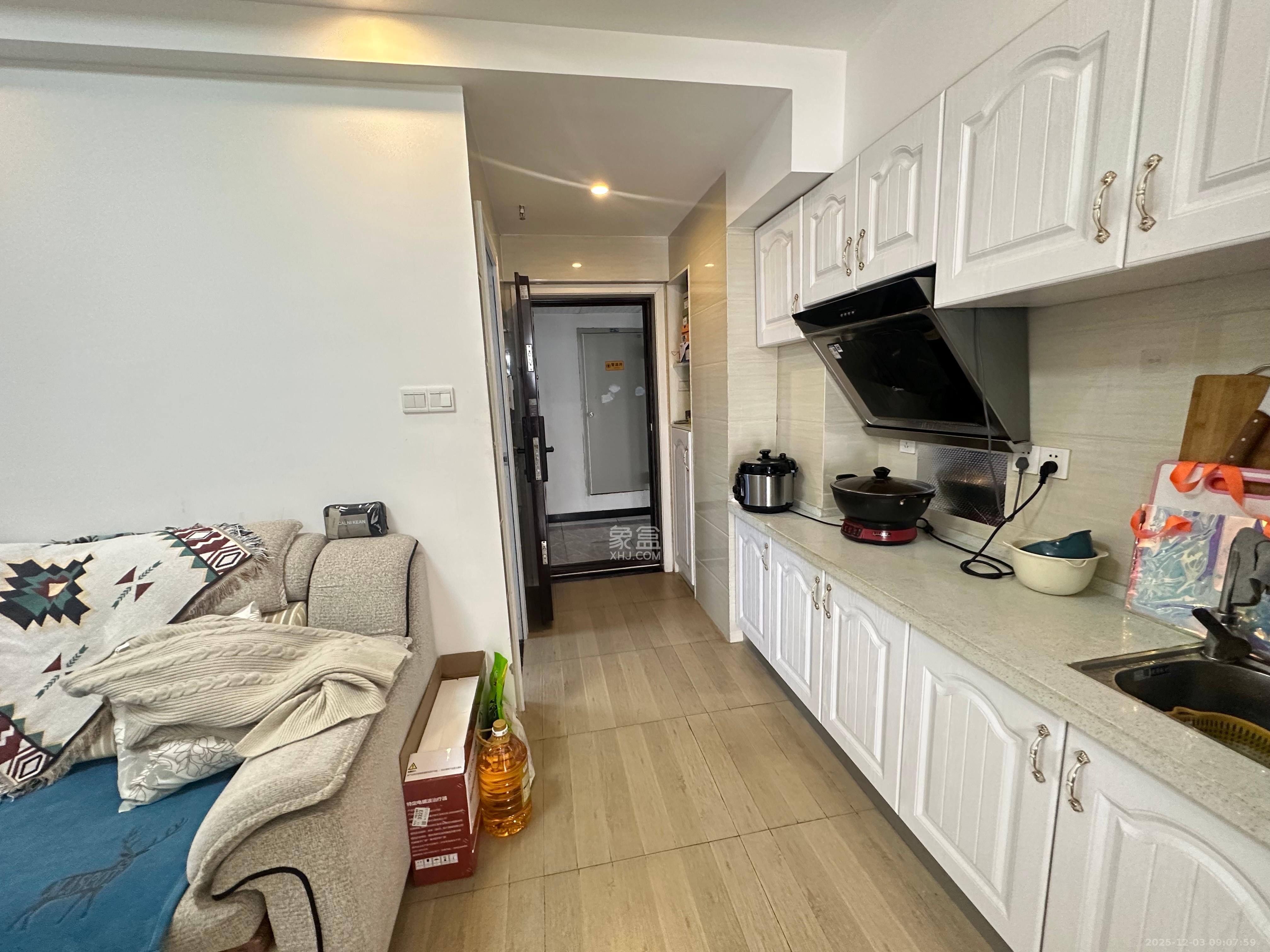 中交里城  1室1厅1卫    1800.0元/月室内图