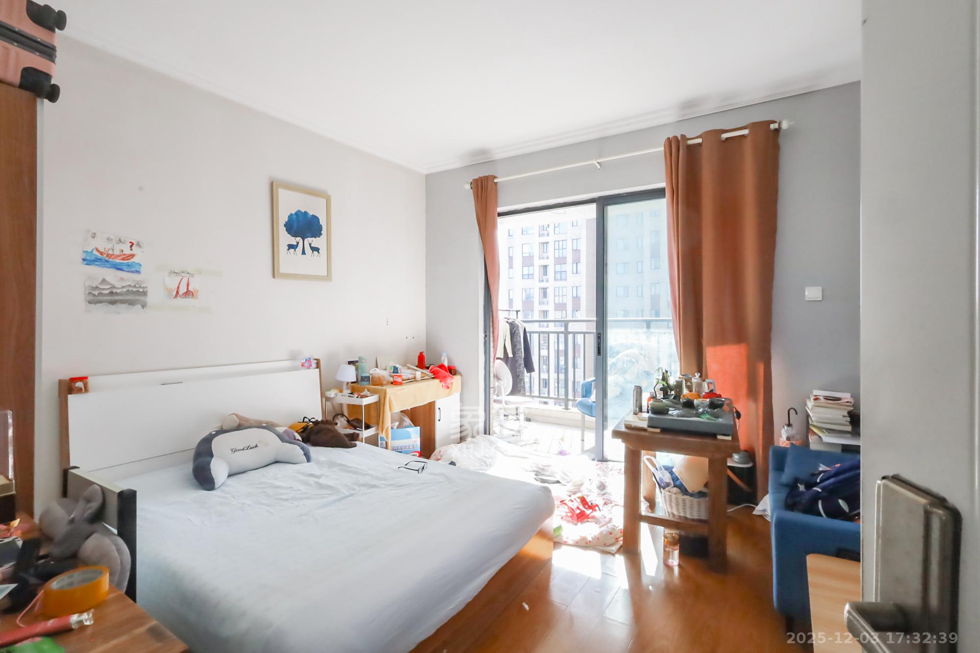 胜家雅苑  4室2厅2卫    165.0万卧室