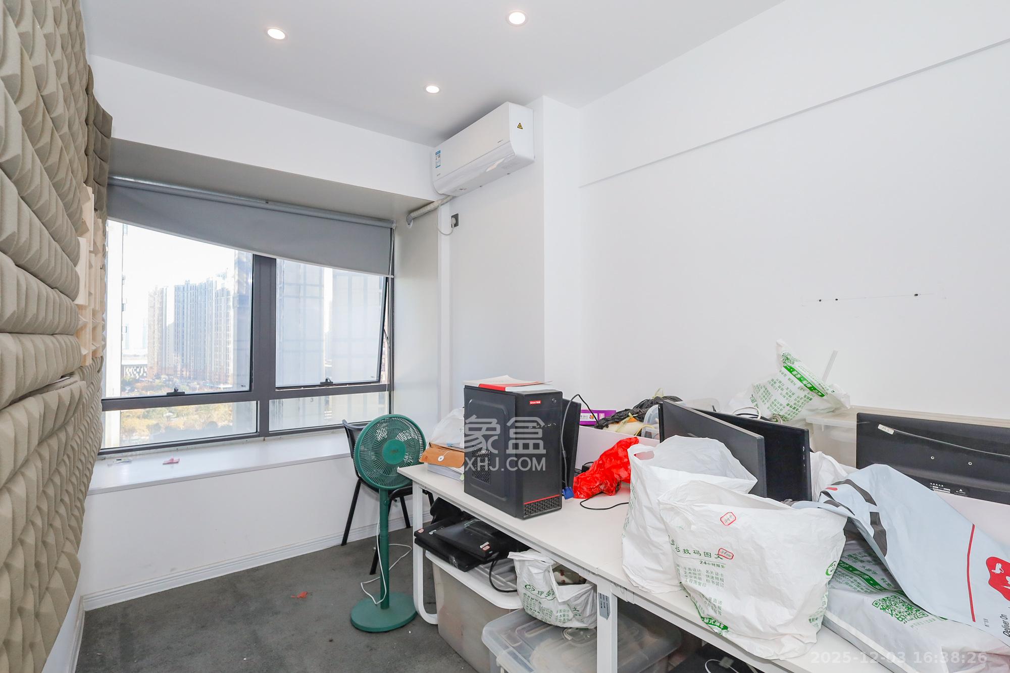 龙湖铂金岛  1室1厅1卫    28.0万卧室