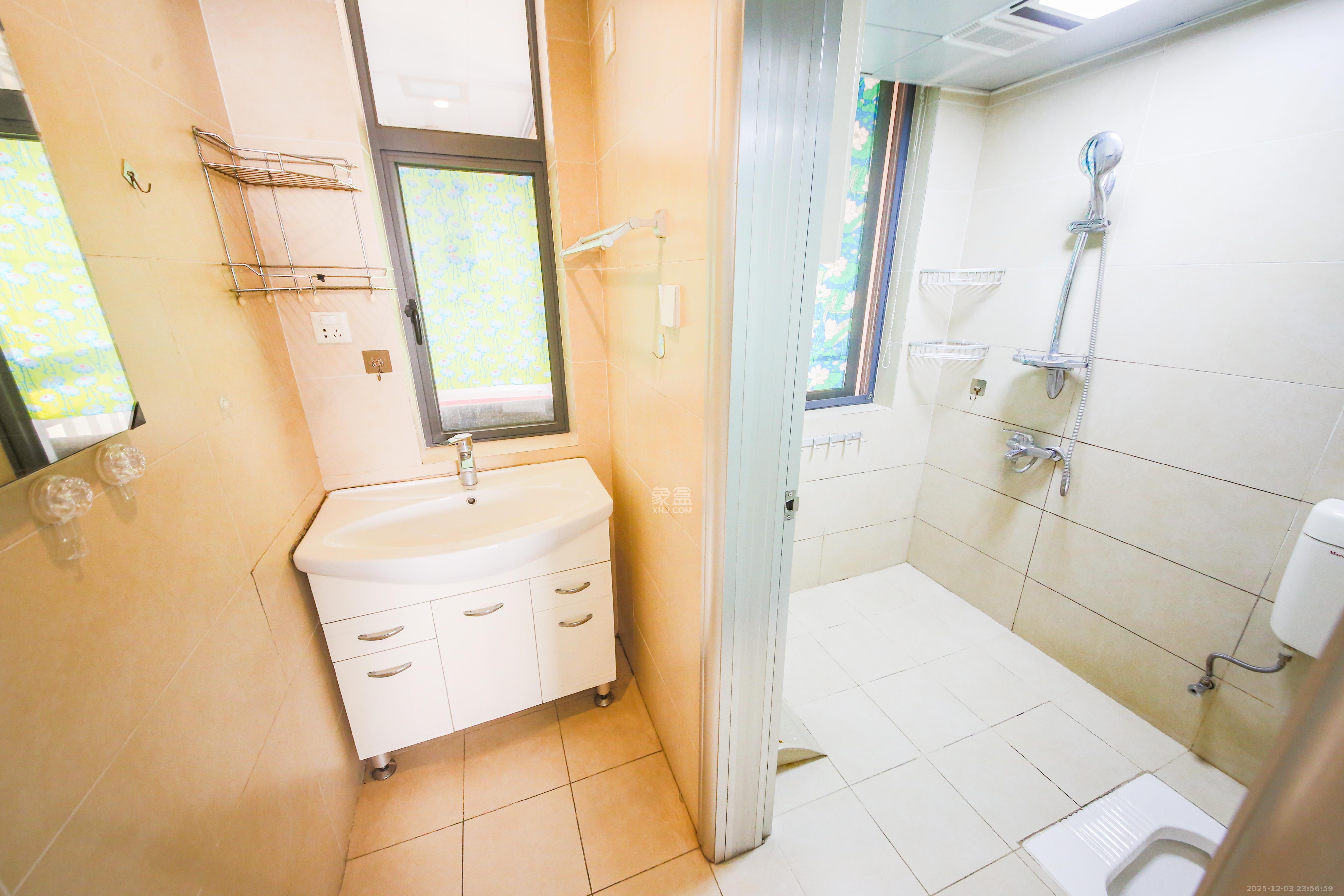 童话里  3室2厅1卫    65.0万卫生间