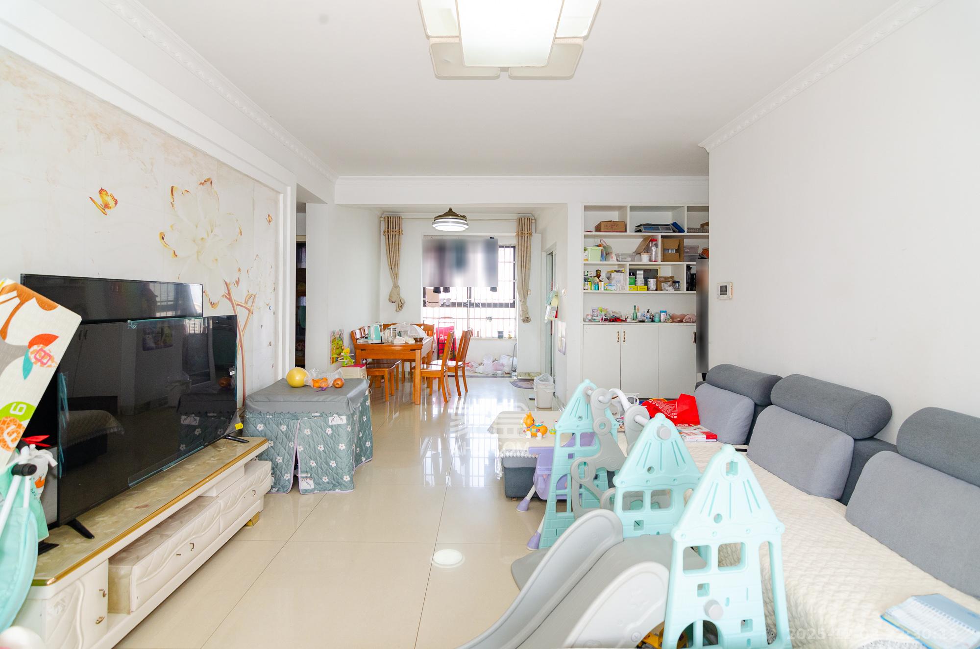 金地三千府(金地湖山樾、金地自在城) 3室2厅1卫 52.0万 金地三千府(金地湖山樾、金地自在城) 3室2厅1卫 52.0万客厅