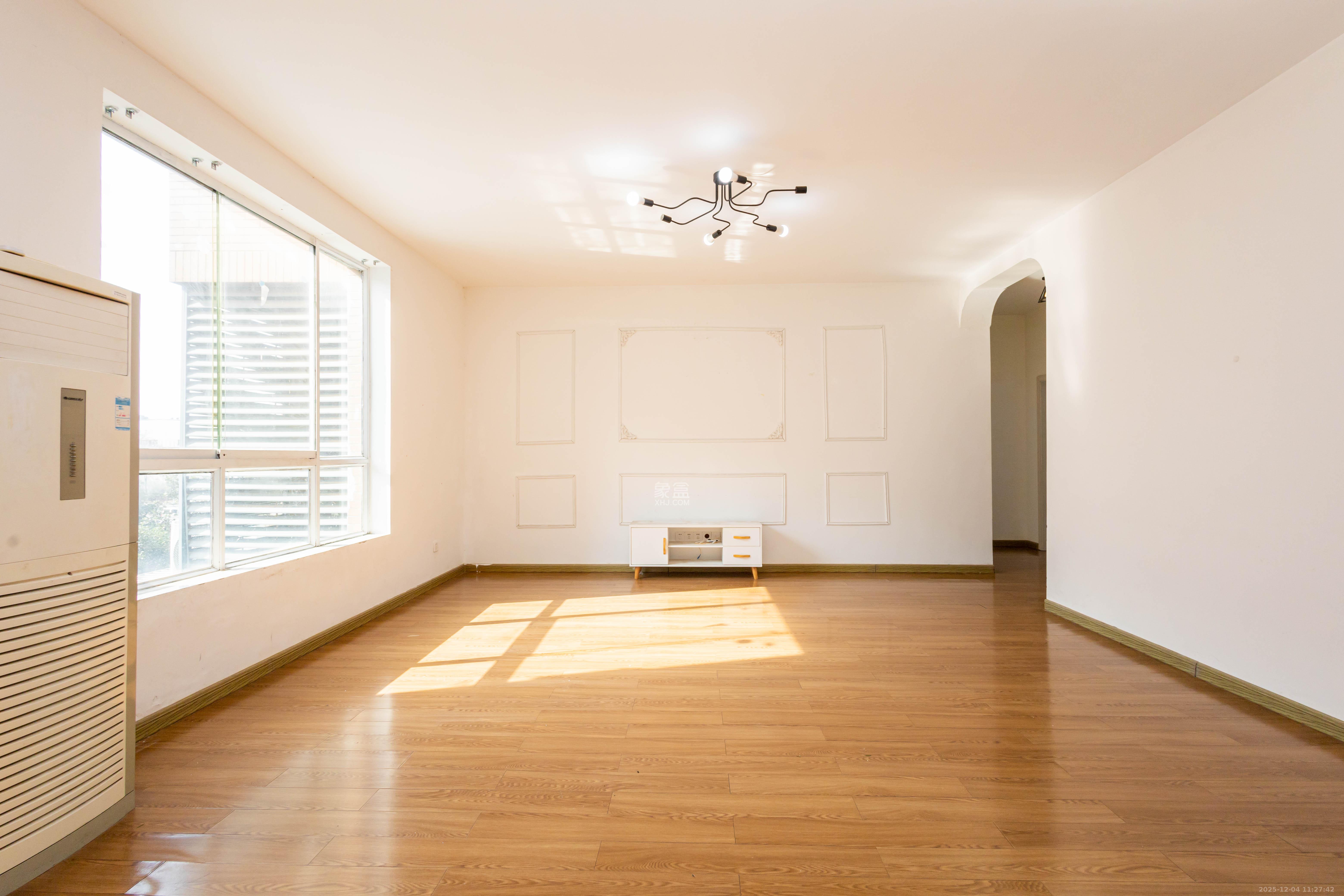 东业早安星城  3室2厅2卫    66.8万客厅